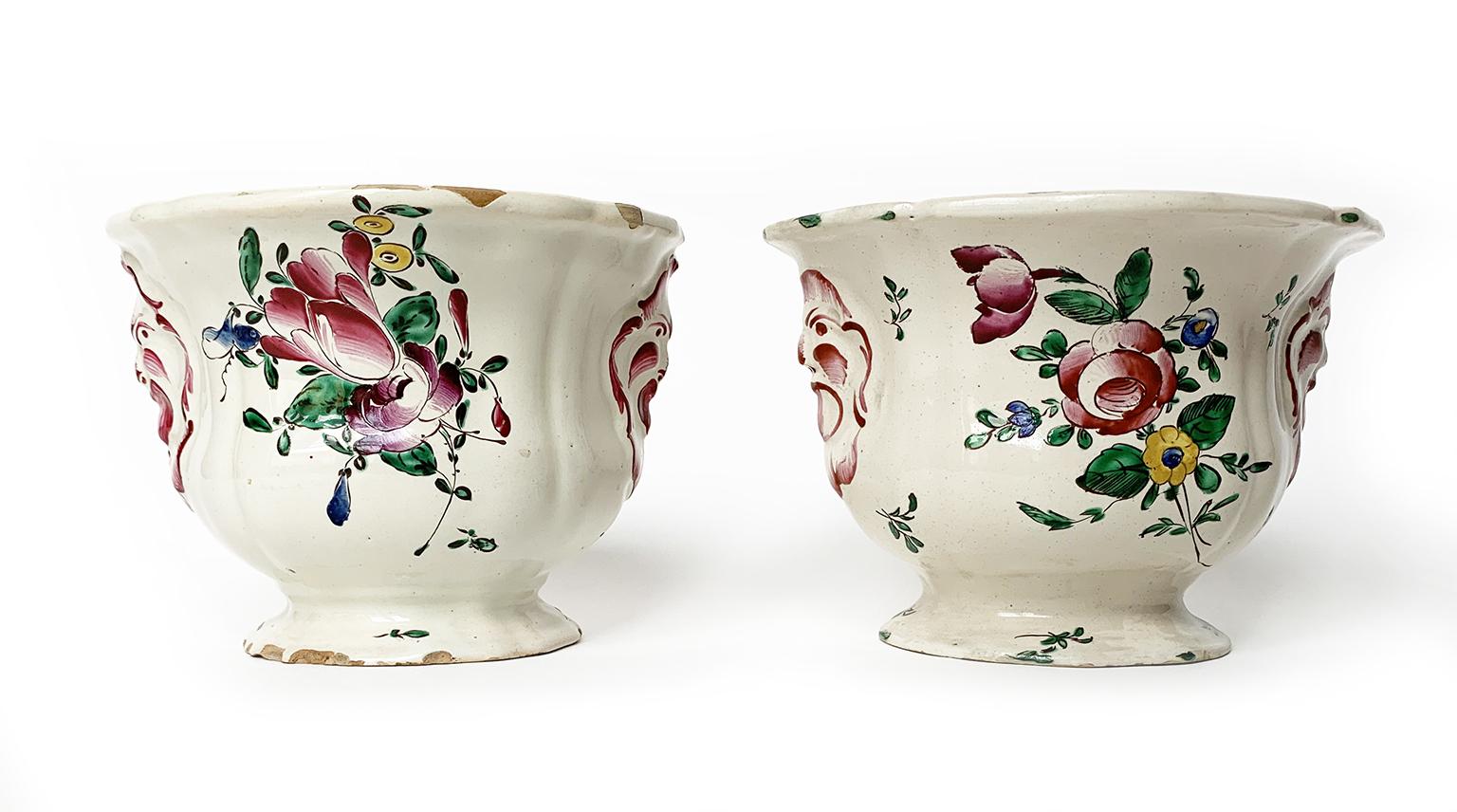 Pair of flower pots
Antonio Ferretti Manufacture
Lodi, circa 1770 – 1780
Maiolica polychrome decorated “a piccolo fuoco” (third fire)
They measure:
A 4.7 x 6.6 x 5.7 in (12 x 17 x 14,5 cm); peso 0.85 lb (390 g)
B 4.7 x 6.49 x 5.3 in (12 x 16.5