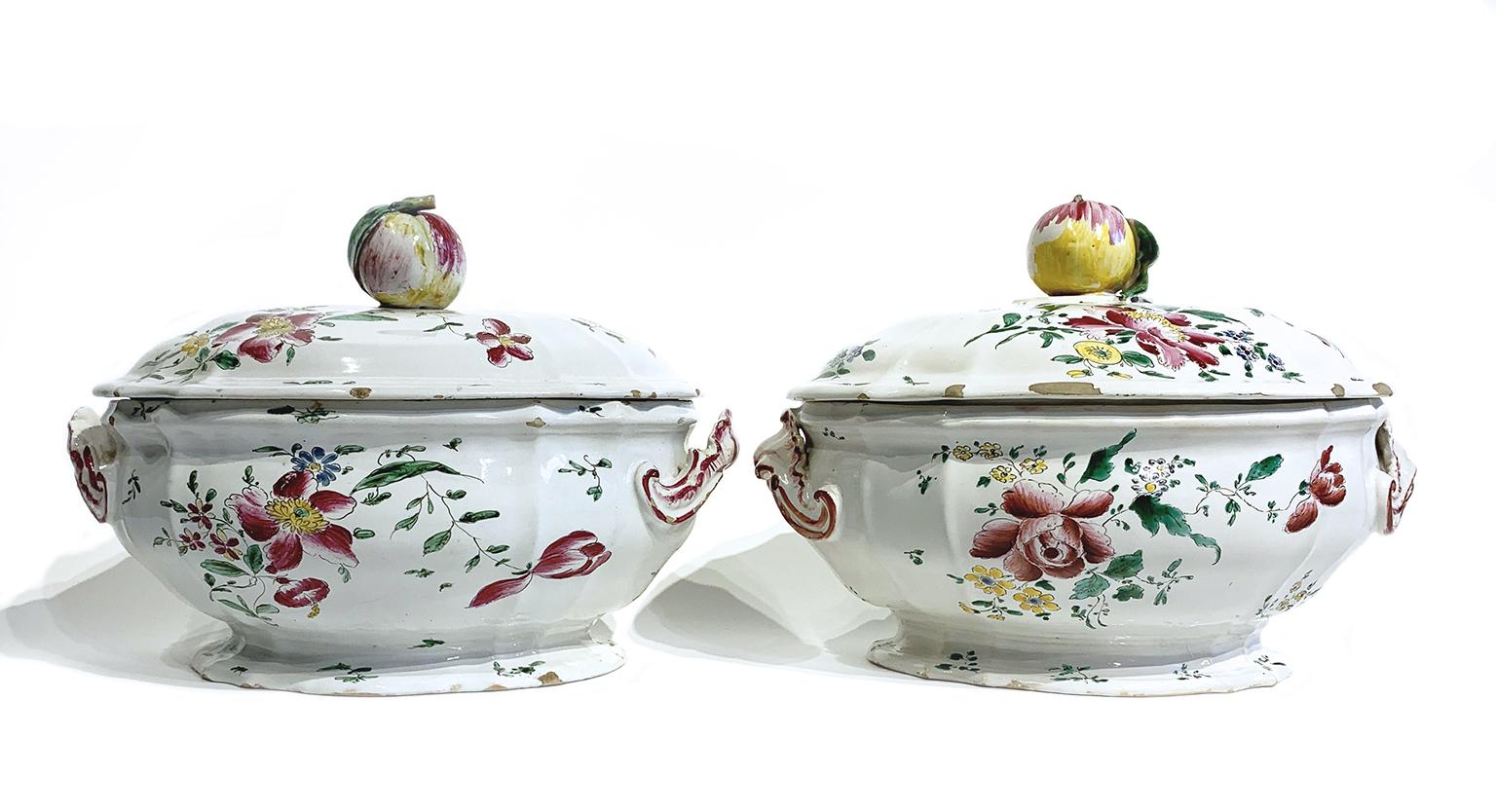 Paar Terrinen aus Maiolika
Antonio Ferretti Manufaktur
Lodi, ca. 1770-1780
Maiolica polychrome dekoriert 
