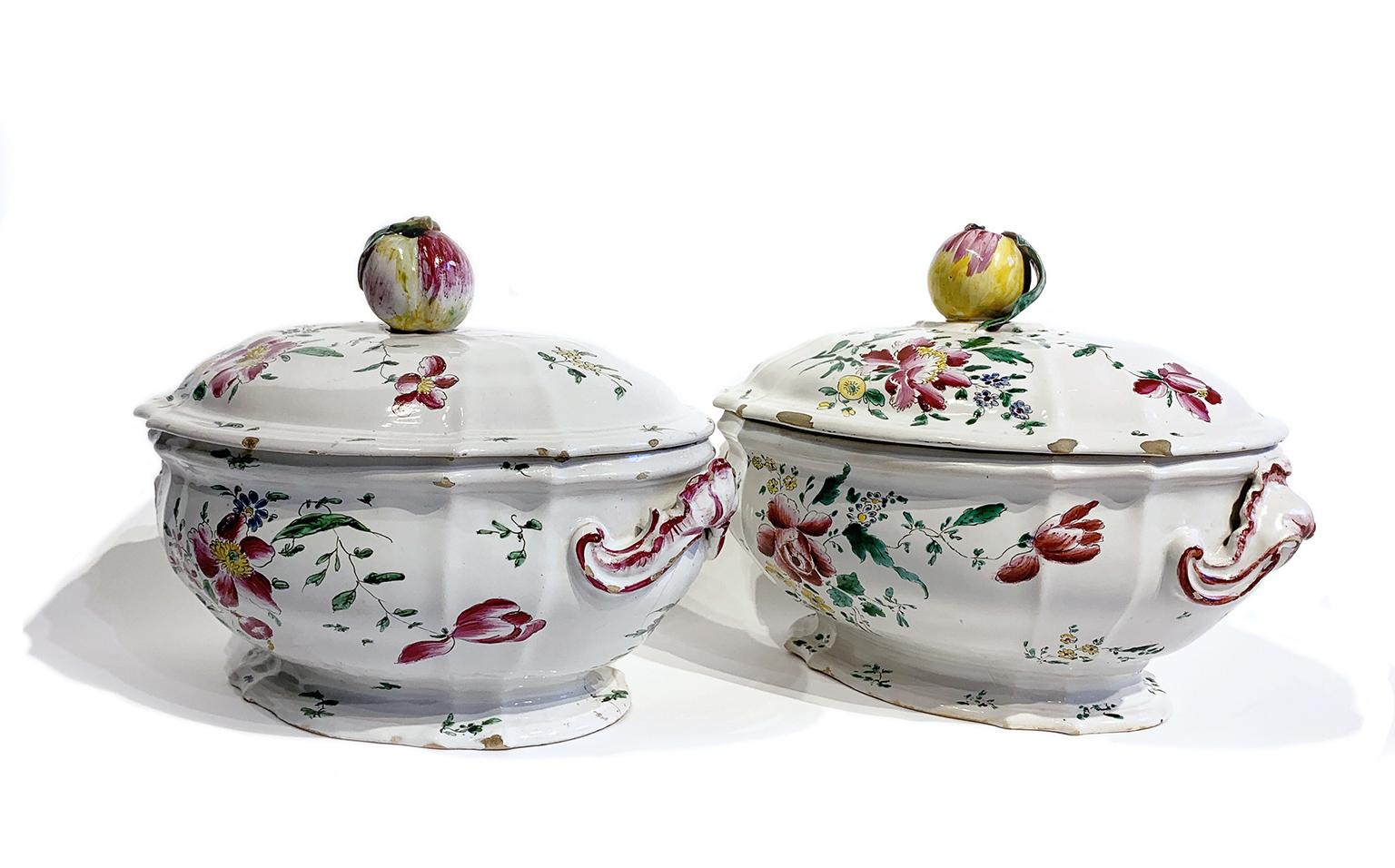 Pareja de Soperas Italianas de Maiolica, Fabricación Ferretti, Lodi Circa 1770 - 1780 Rococó en venta