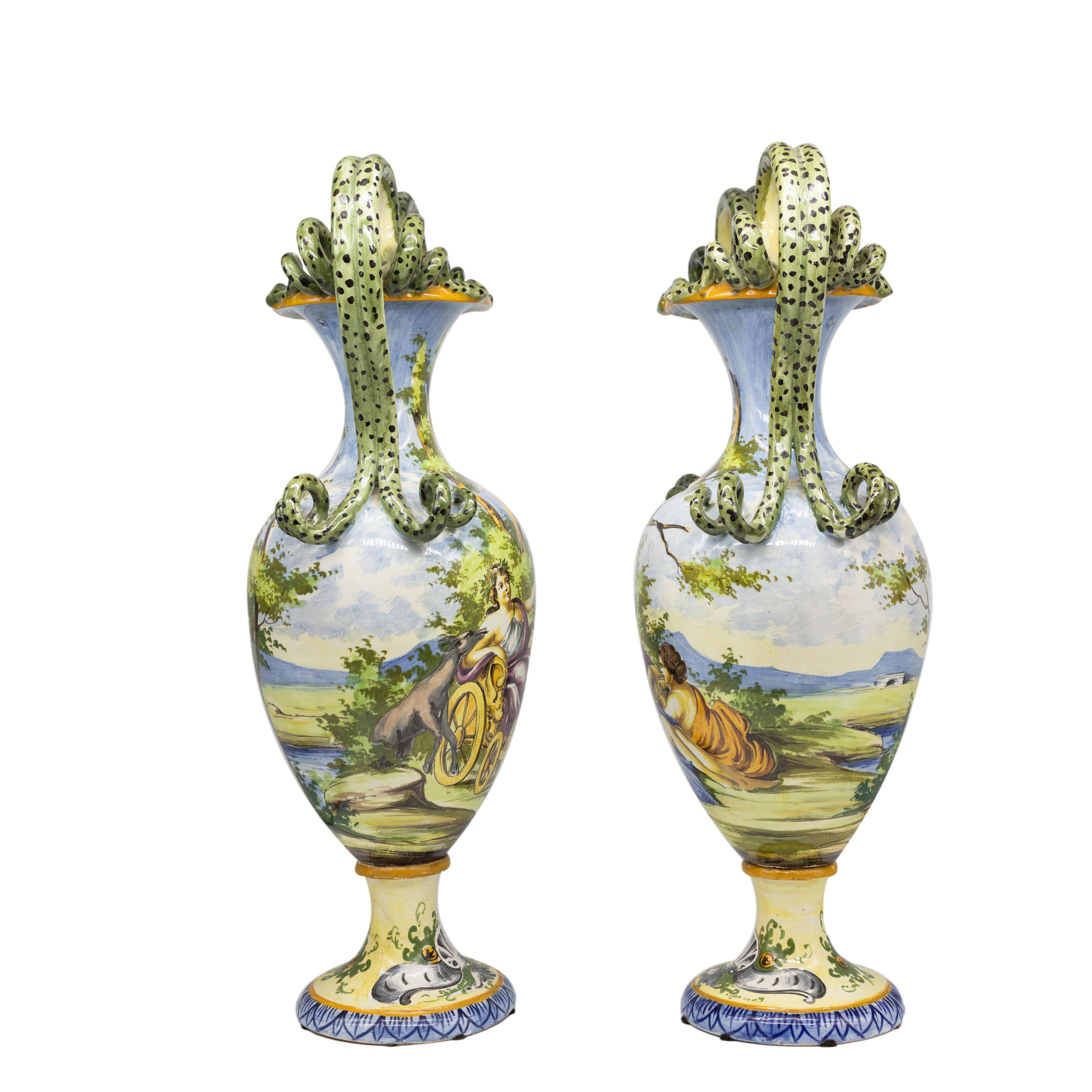 Néo-Renaissance Paire de vases Maiolica italiens, poignées en forme de serpent enroulé, vers 1880 en vente