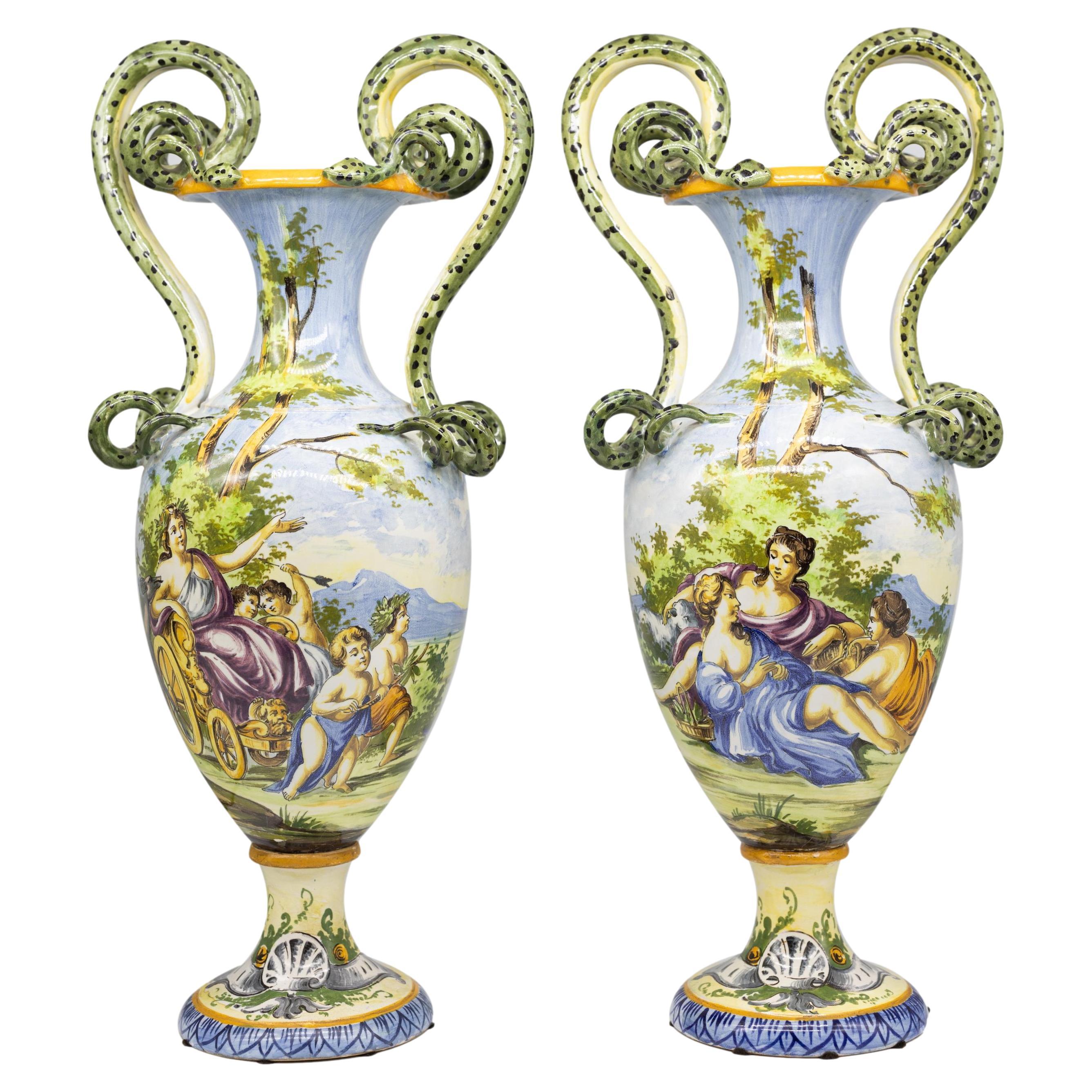 Paire de vases Maiolica italiens, poignées en forme de serpent enroulé, vers 1880 en vente