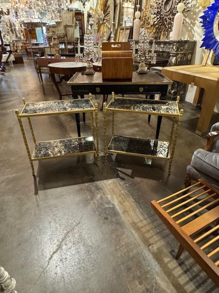 Schönes Paar italienische vergoldete Bronze Maison Bagues Art Beistelltische mit ungewöhnlichen Spiegel Tops. 26b x 14d x 26h
