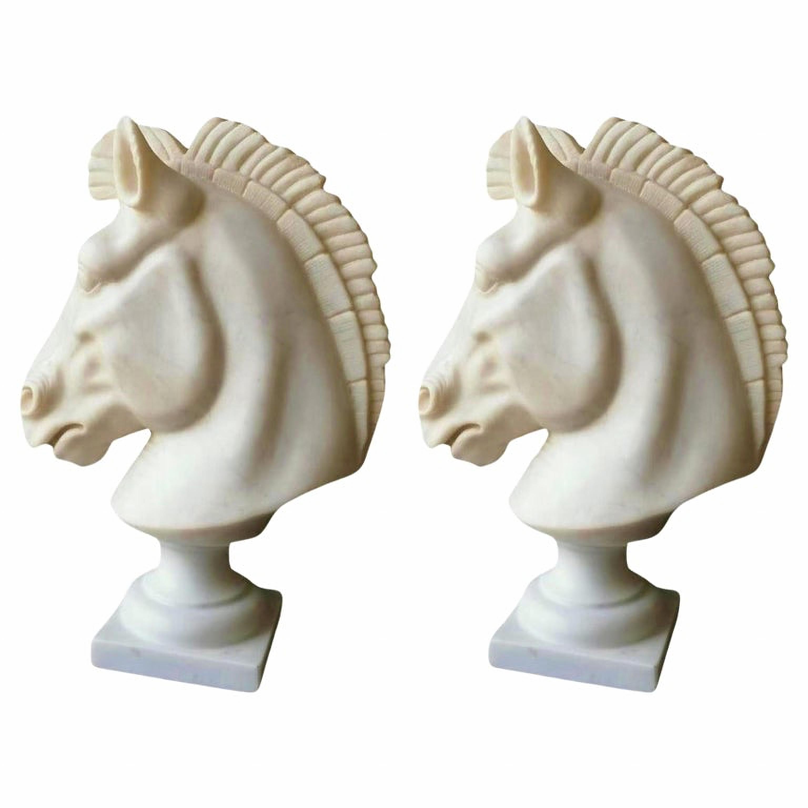 Pair of Horse head sculpture on white Carrara marble 
horse in classic style placed on a turned base in Carrara marble. 
20th century.
Dimension: including base: H 40 x 30 x 13 cm. 
Good condition - used with small signs of aging &