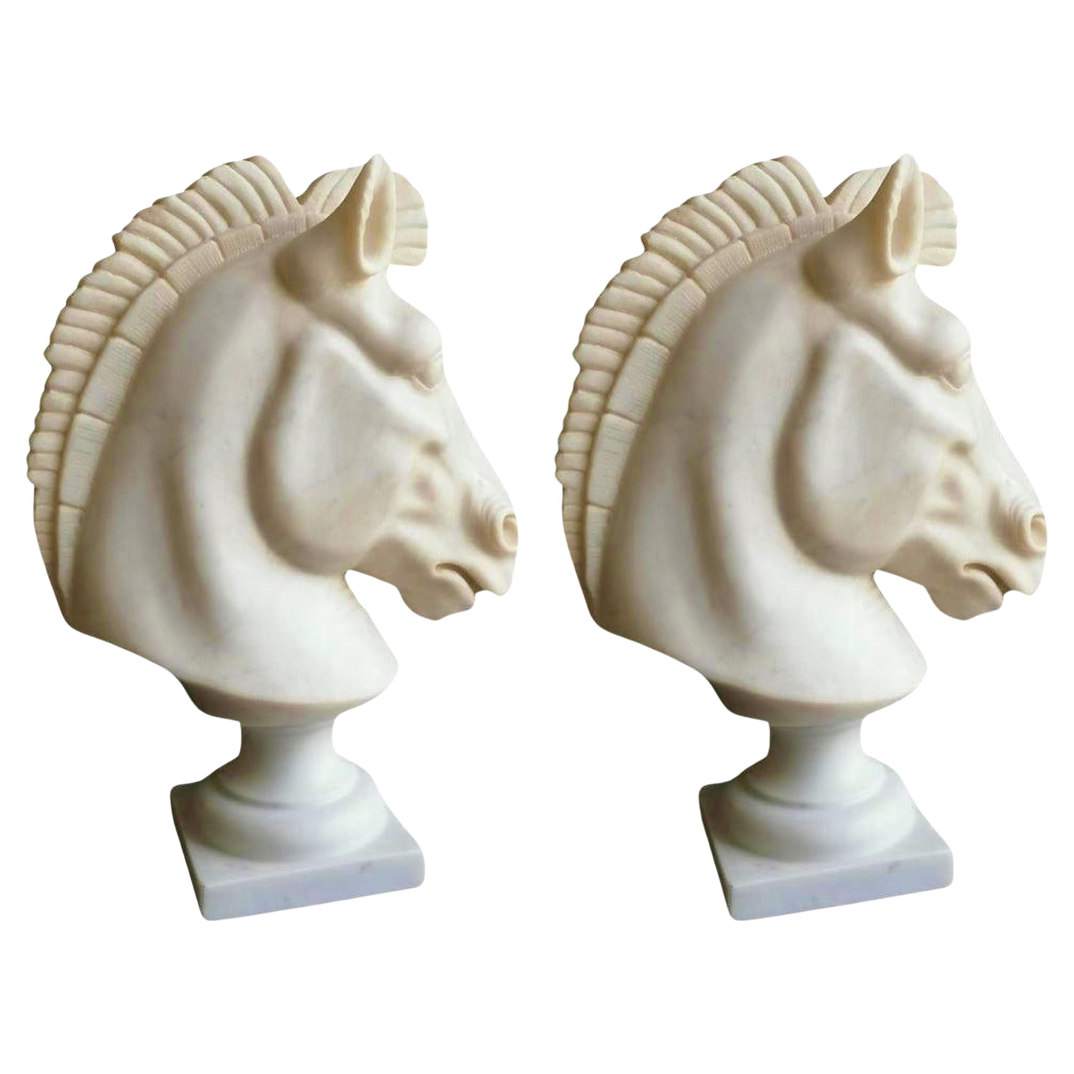 Coppia di sculture in marmo italiano di Carrara "Testa di cavallo" del XX secolo H. H. 40cm