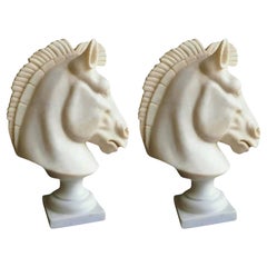 Paire de sculptures italiennes en marbre de Carrare « Tête de cheval » 20ème siècle H : 40cm