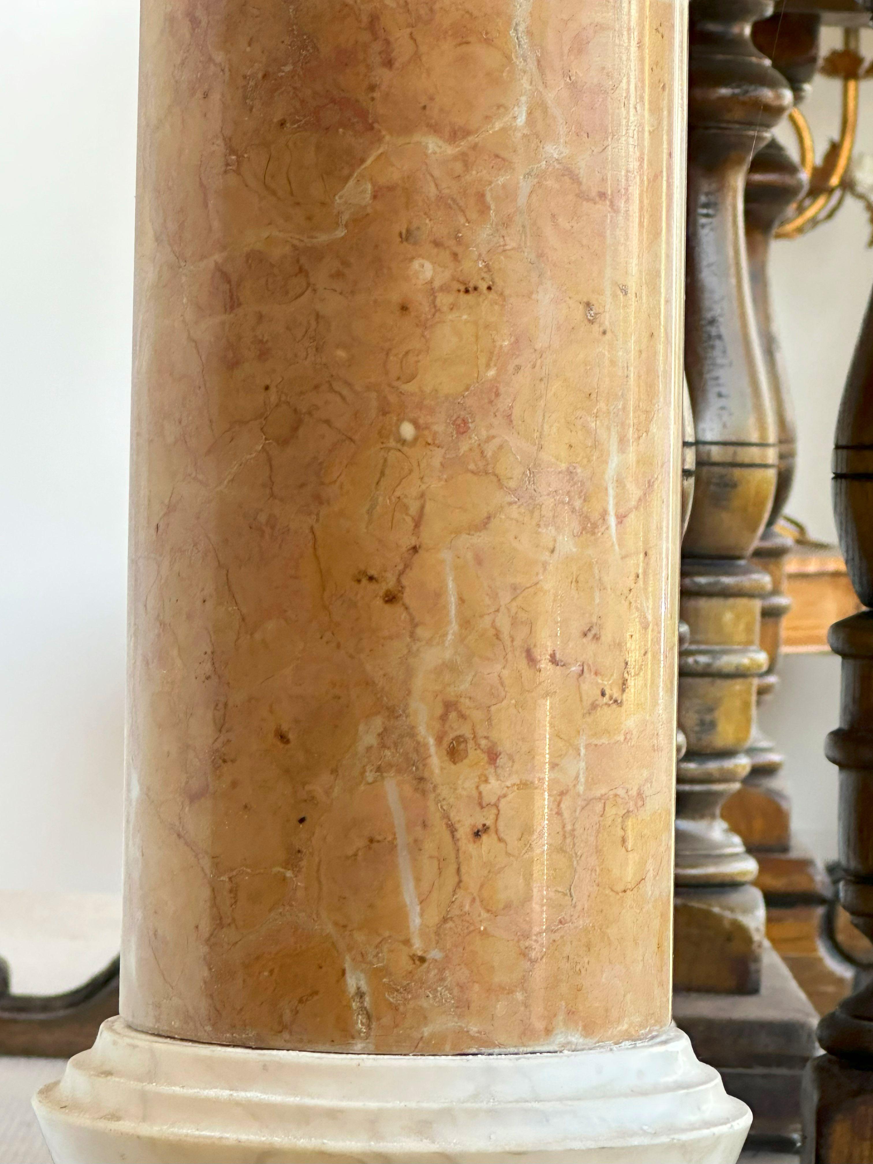 Paar italienische Marmorsäulen-Säulen im Angebot 4
