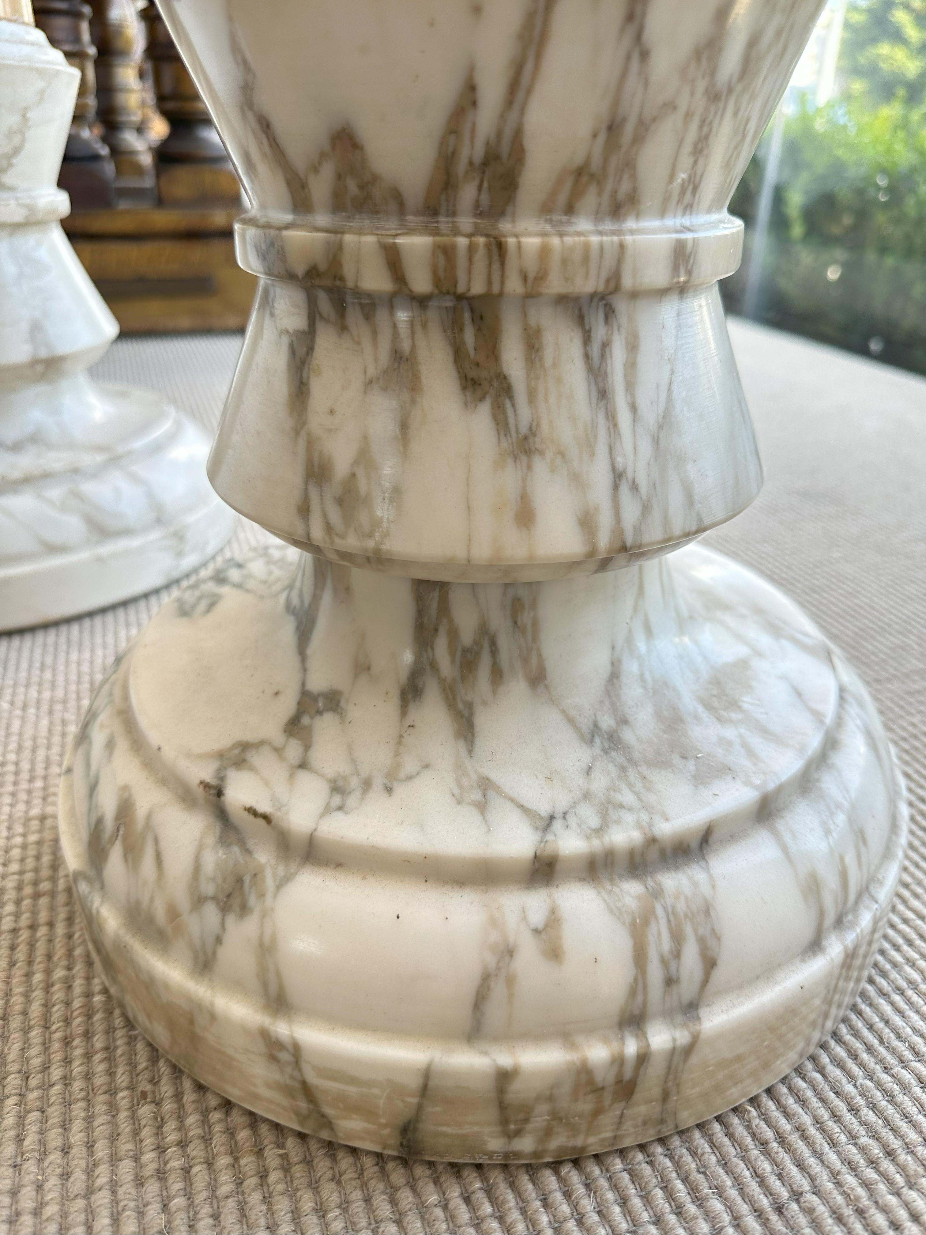 Paar italienische Marmorsäulen-Säulen im Angebot 1