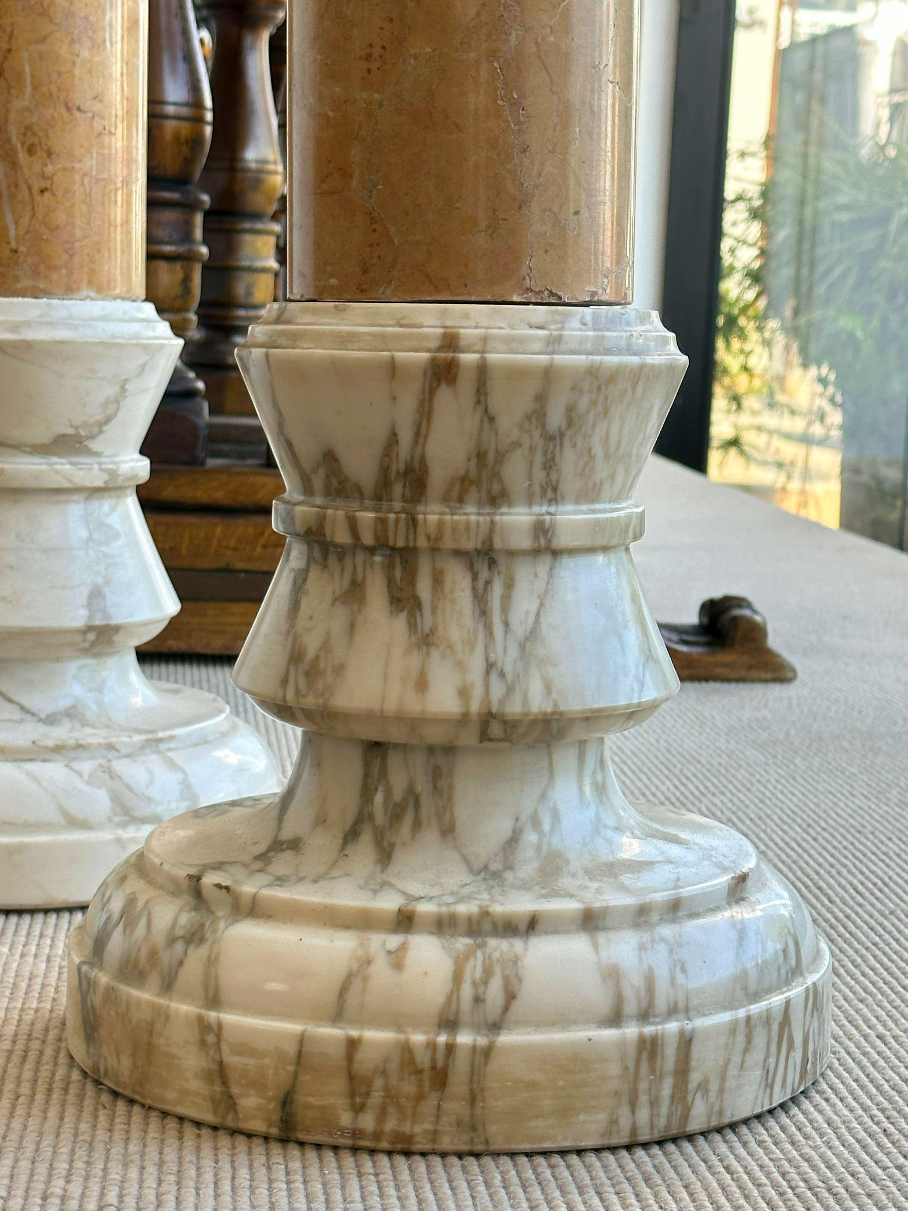 Paar italienische Marmorsäulen-Säulen im Angebot 3