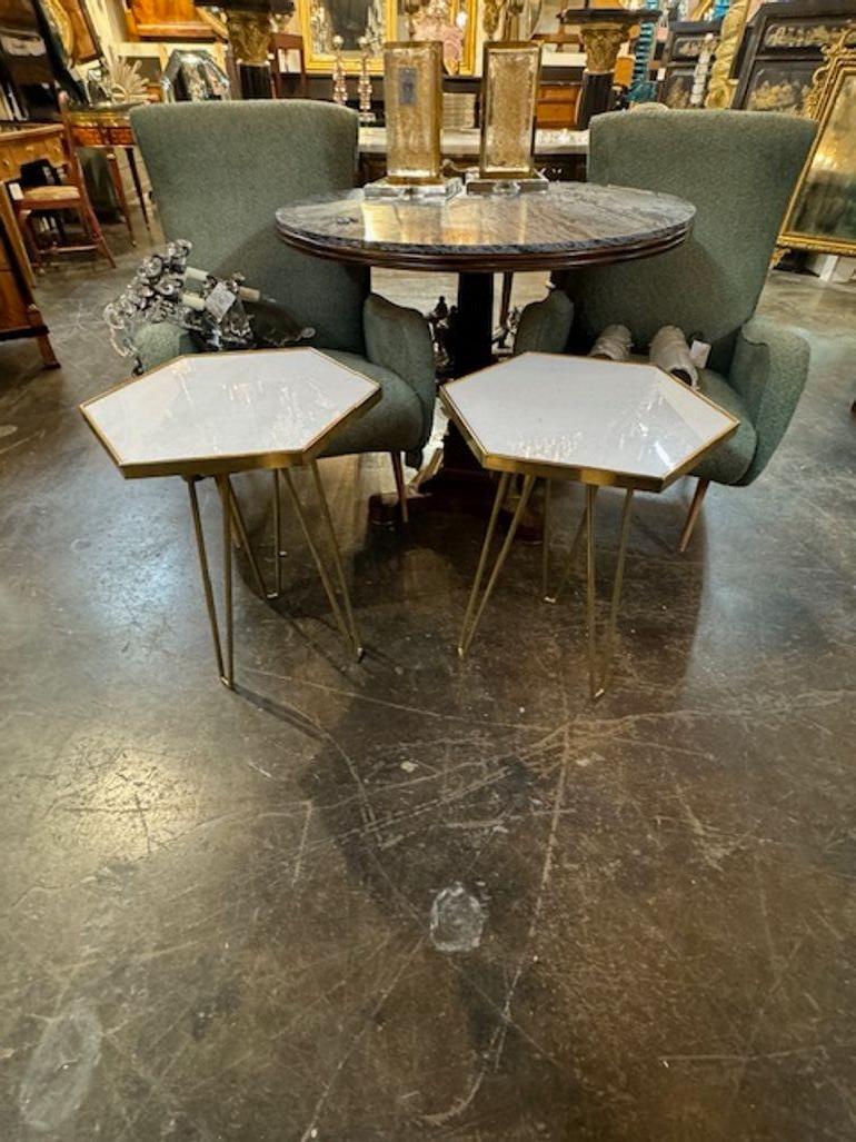 Paire de tables hexagonales en laiton poli et marbre de design italien moderne. Une touche classique et intemporelle pour un intérieur raffiné. 19L x 24H