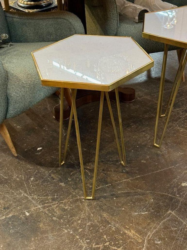 Marbre Paire de tables hexagonales italiennes à plateau en marbre en vente