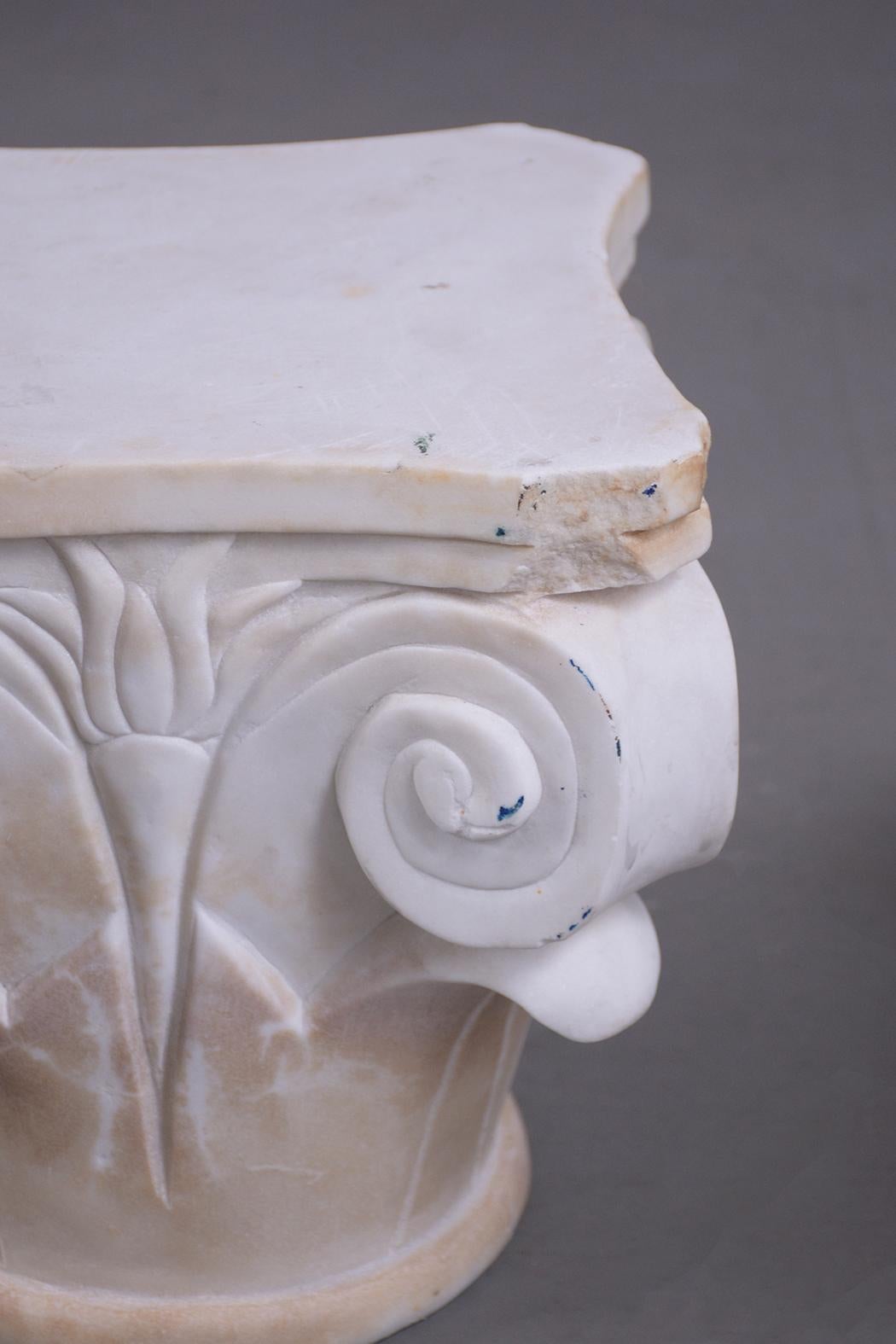 Early 20th Century Pair of Italian Marble Urns