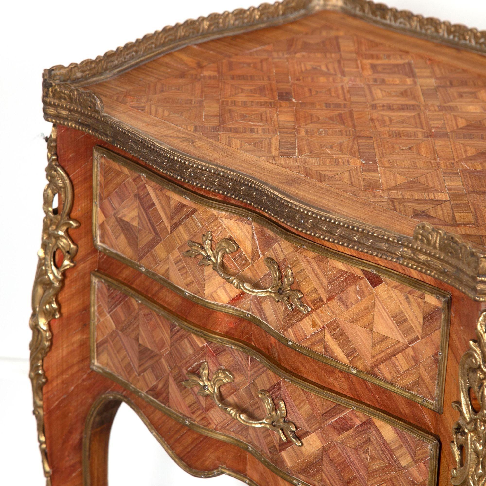 Pair of Italian Marquetry Bedside Tables In Good Condition For Sale In Gloucestershire, GB