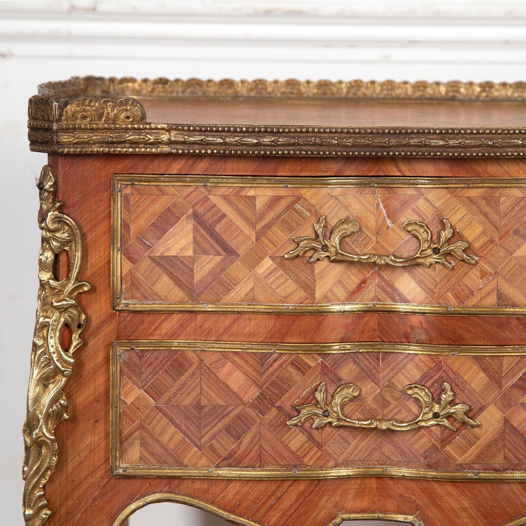 Kingwood Pair of Italian Marquetry Bedside Tables For Sale