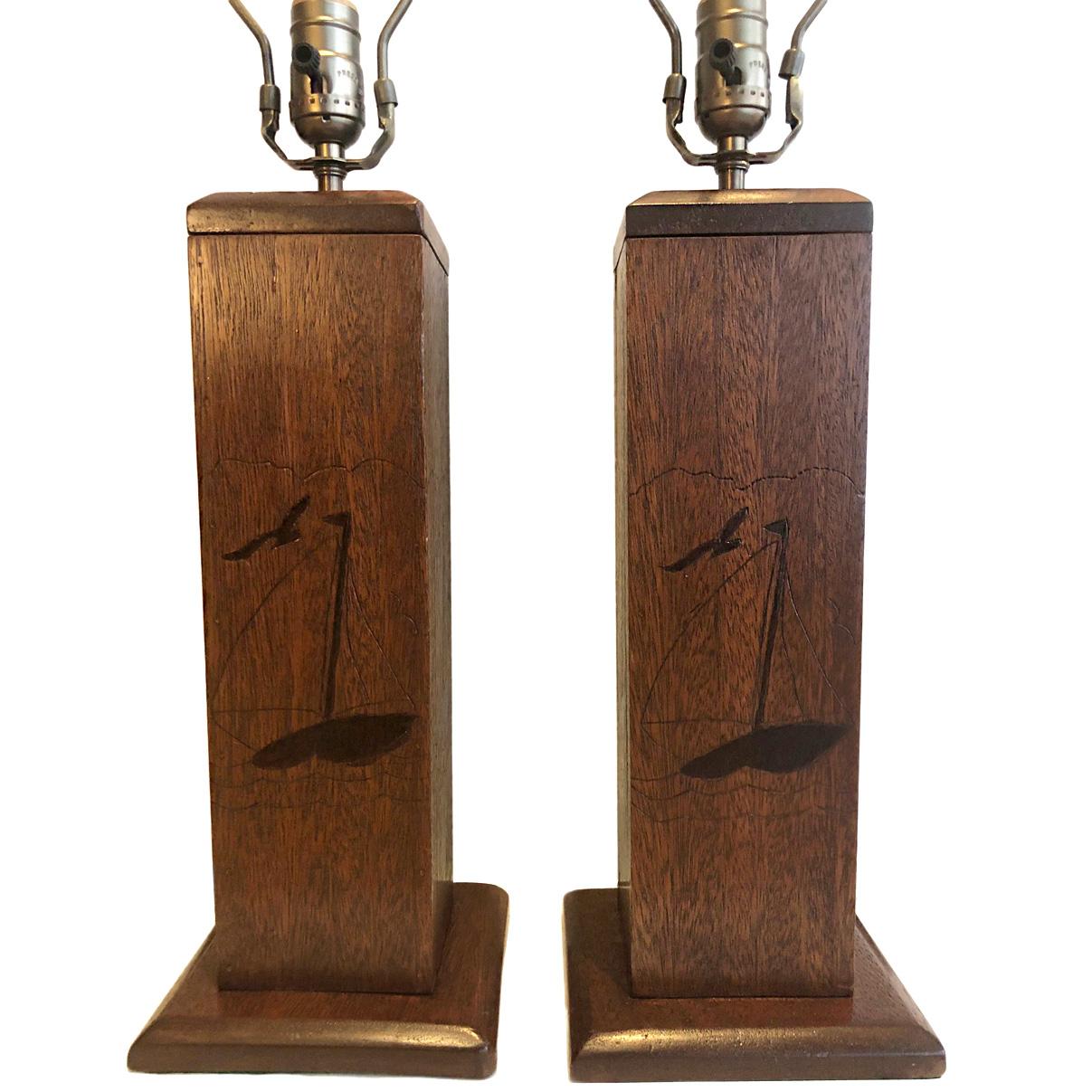Une paire de lampes en marqueterie française des années 1920 avec des voiliers en marqueterie.

Mesures :
Hauteur du corps 16
Hauteur jusqu'au reste de l'abat-jour 26
