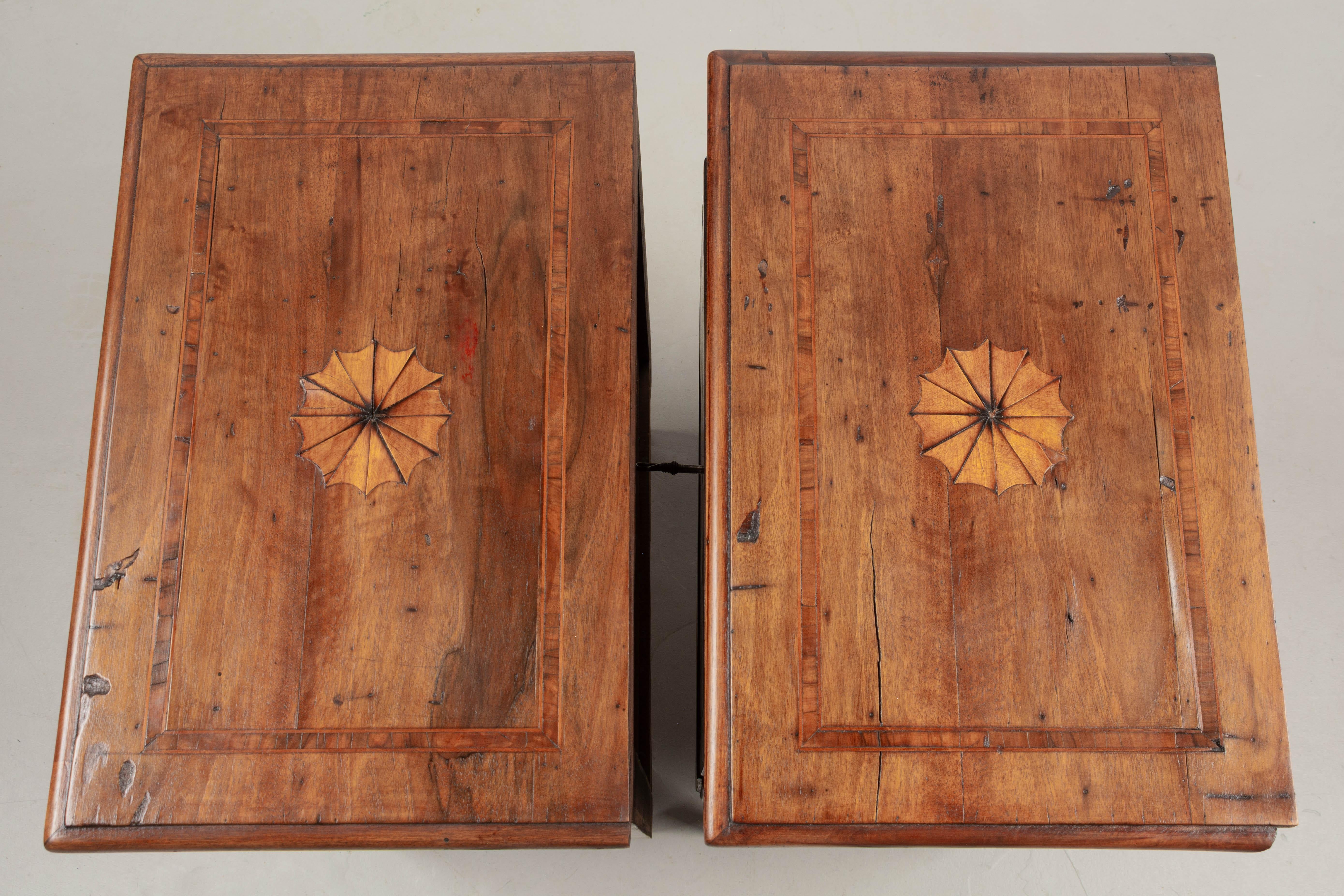 Pair of Italian Marquetry Nightstands or Side Tables For Sale 1