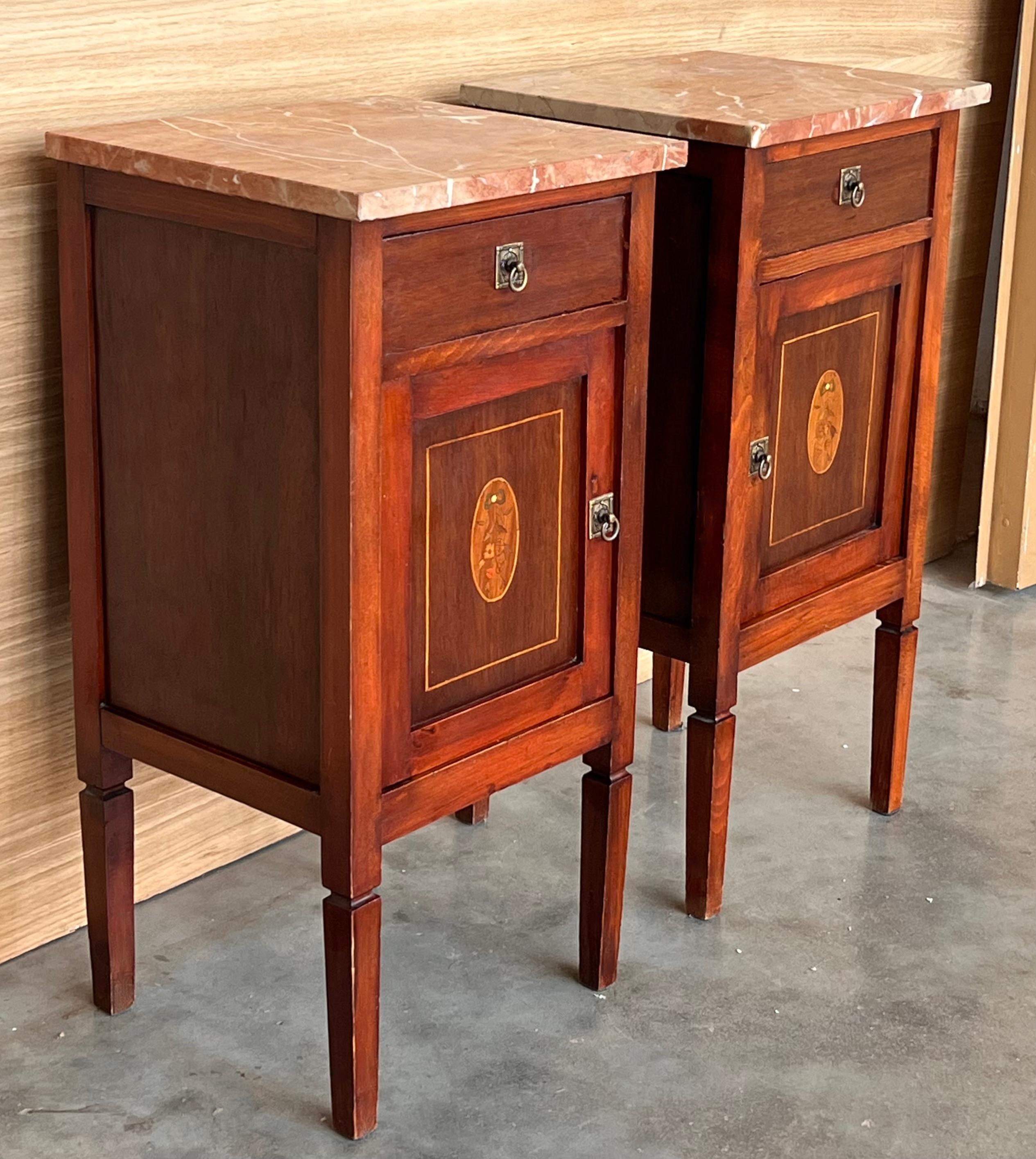 Paire de tables de nuit en marqueterie italienne avec crête en bronze, tiroirs et portes en vente 4