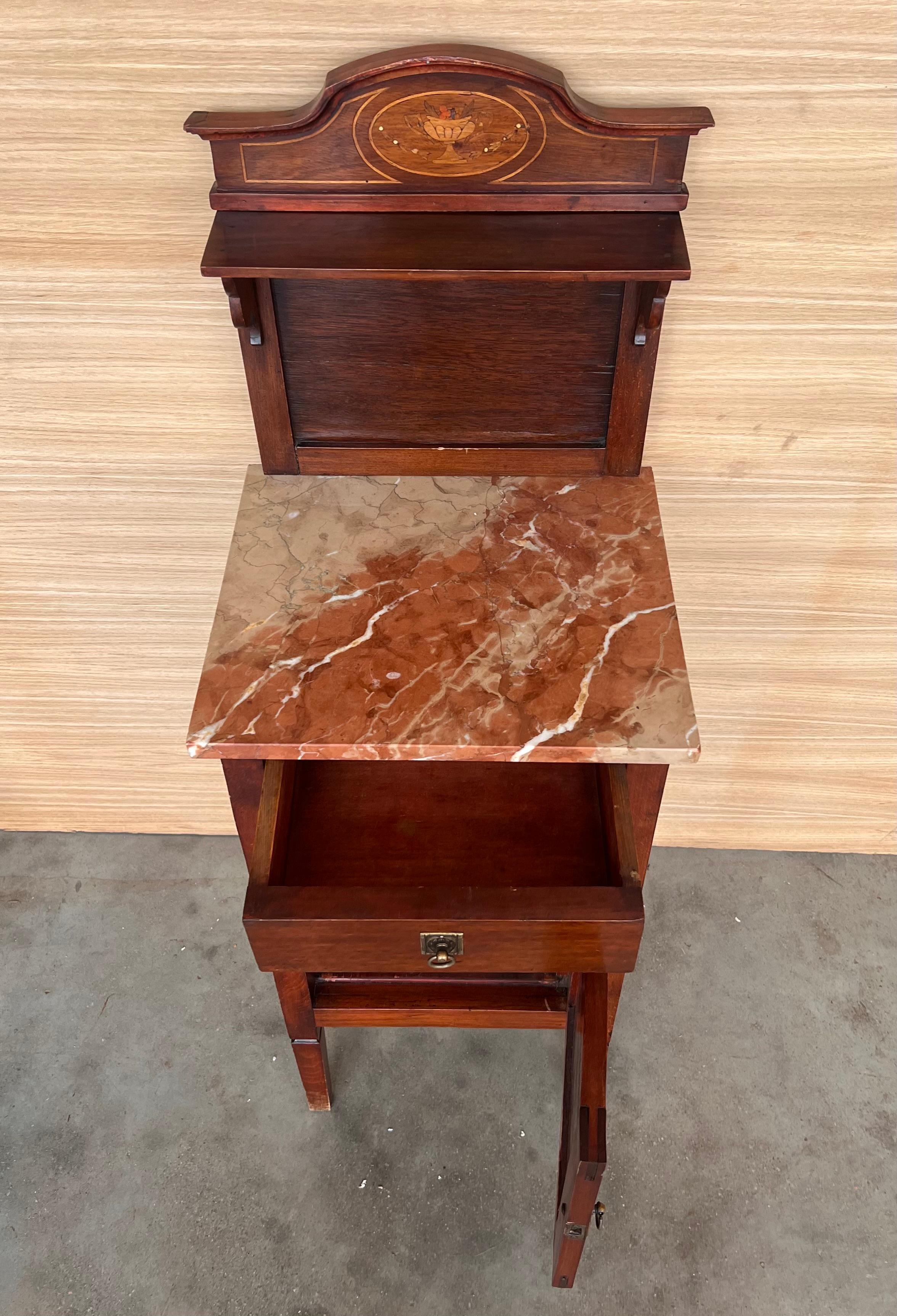 Paire de tables de nuit en marqueterie italienne avec crête en bronze, tiroirs et portes en vente 5