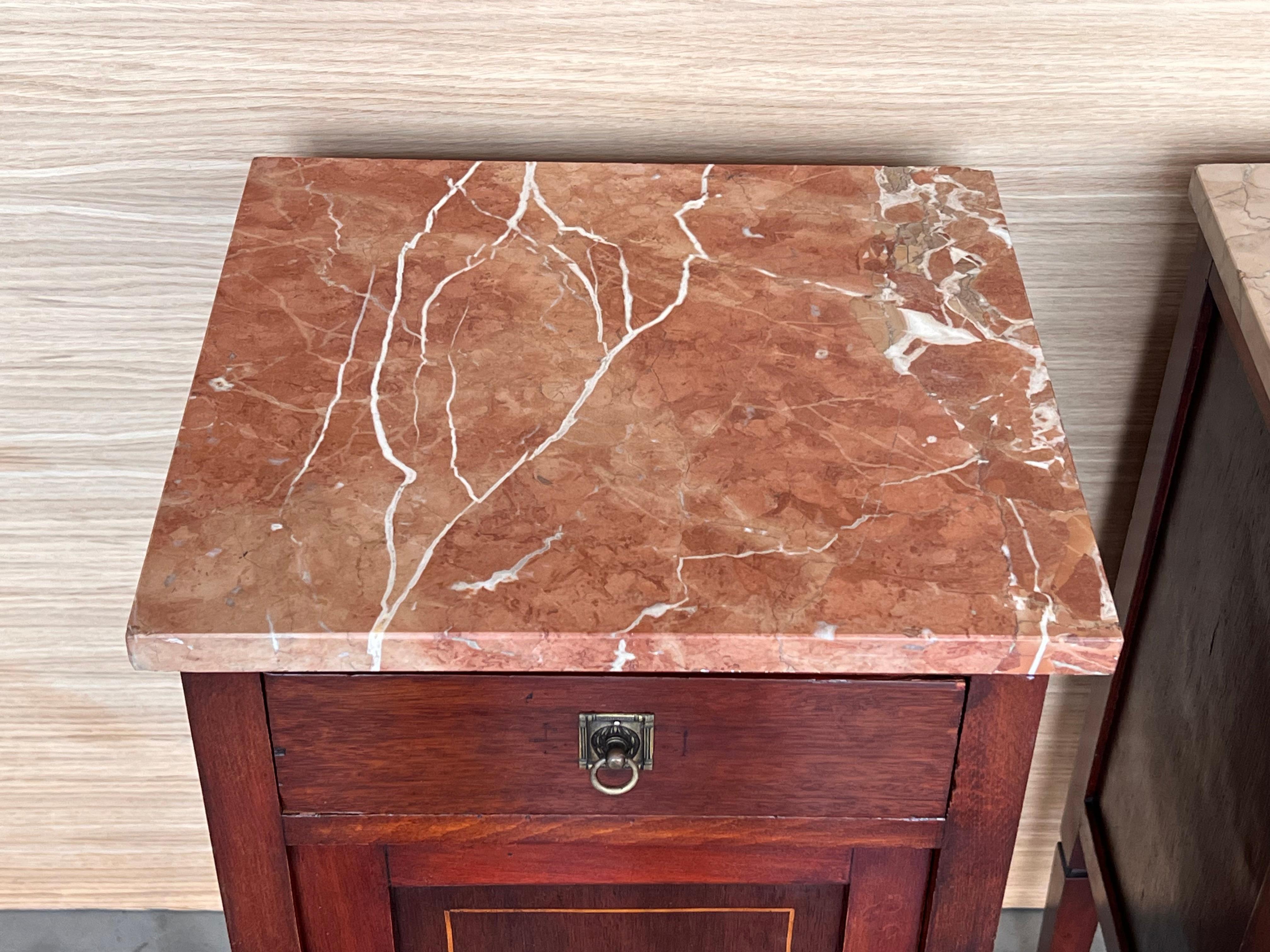 Paire de tables de nuit en marqueterie italienne avec crête en bronze, tiroirs et portes en vente 5