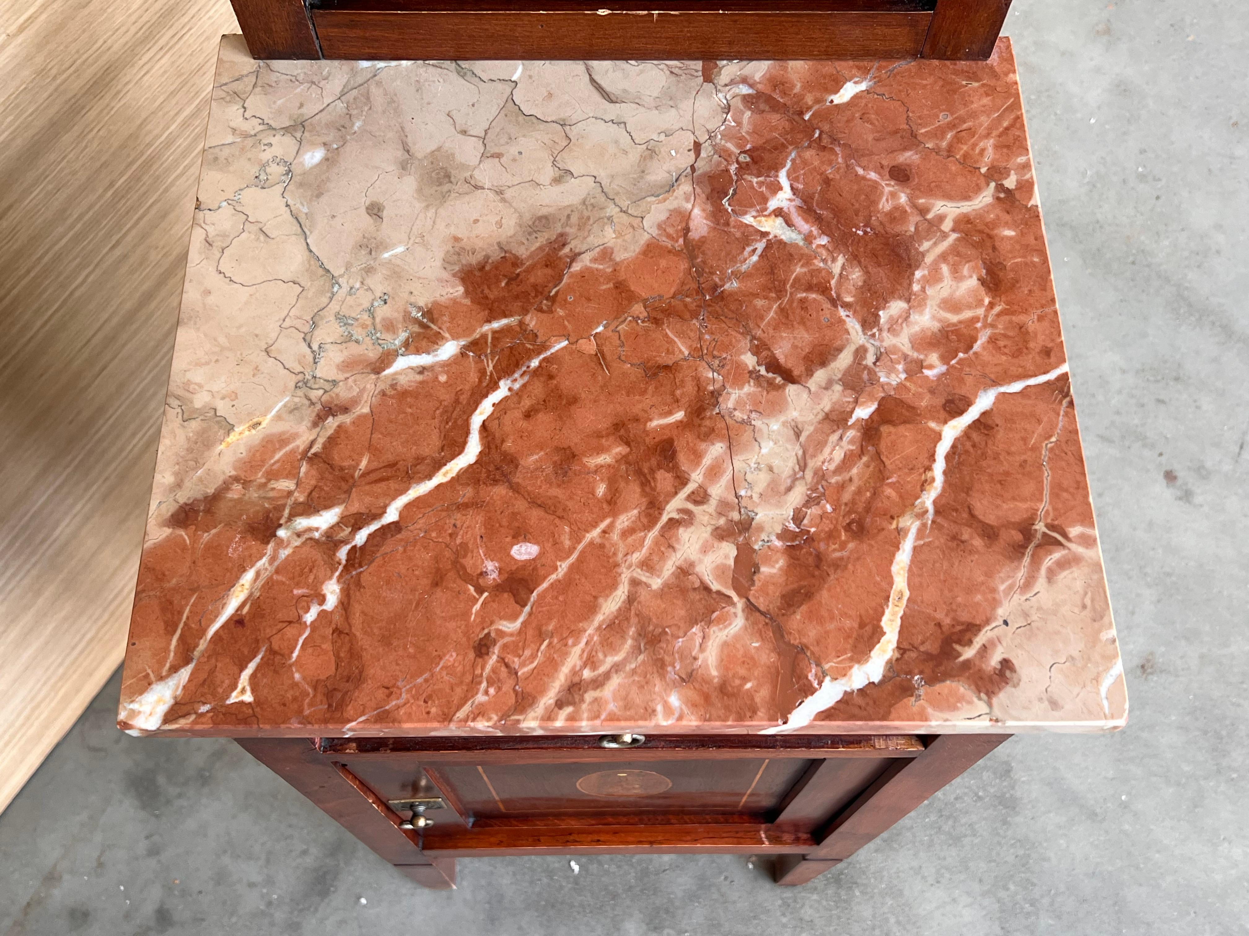 Paire de tables de nuit en marqueterie italienne avec crête en bronze, tiroirs et portes en vente 6