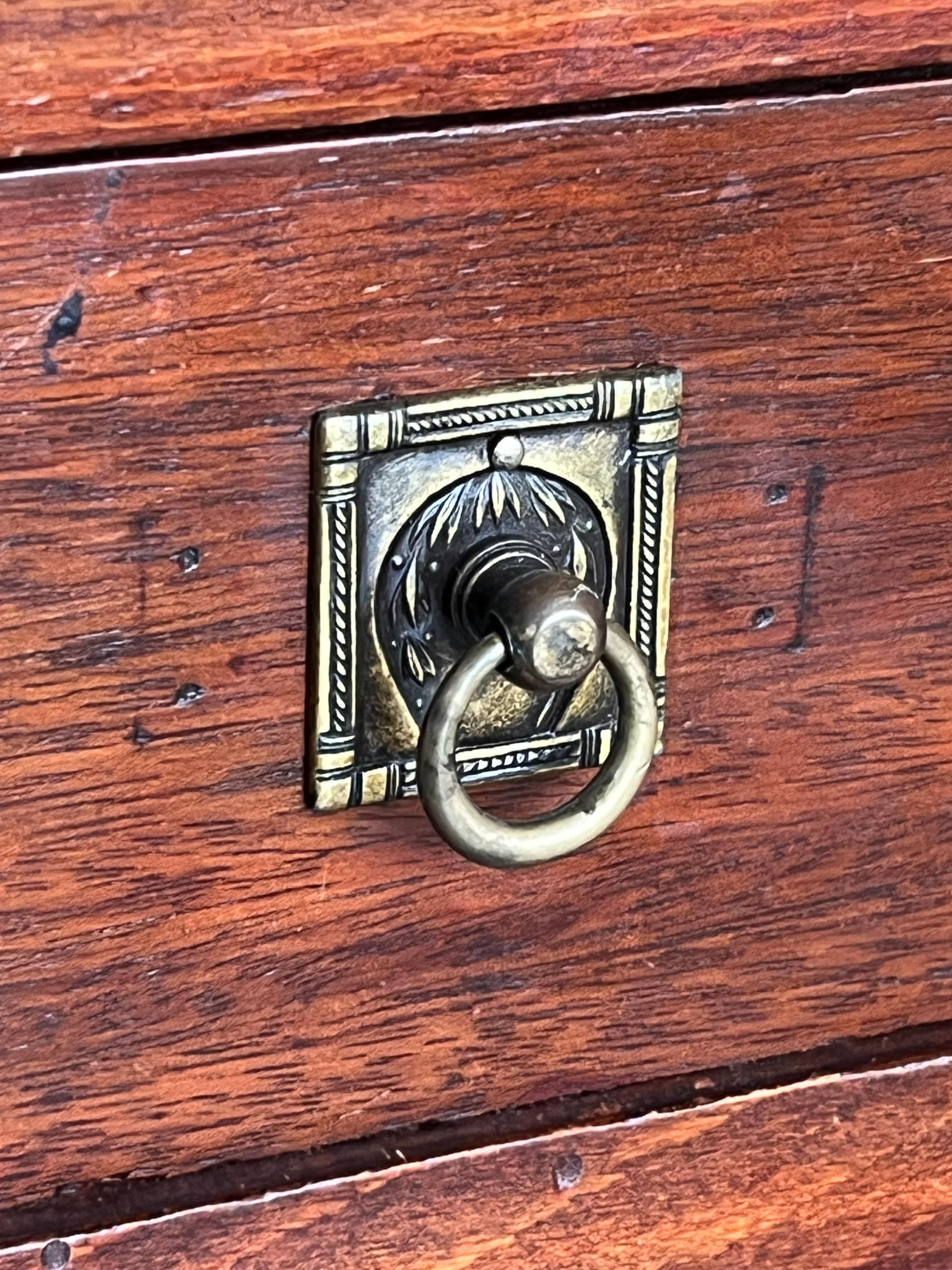 Paire de tables de nuit en marqueterie italienne avec crête en bronze, tiroirs et portes en vente 7