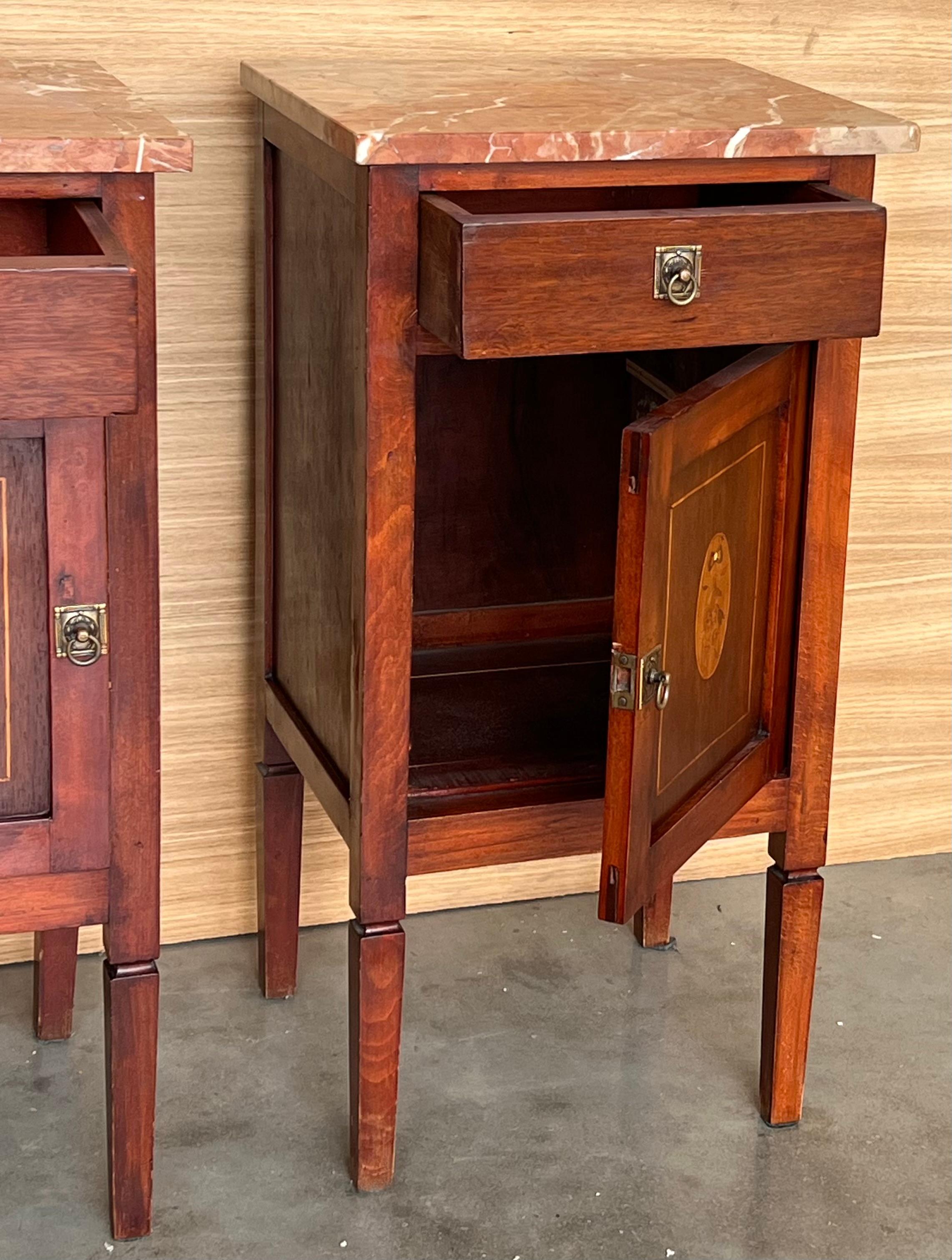 Paire de tables de nuit en marqueterie italienne avec crête en bronze, tiroirs et portes en vente 9