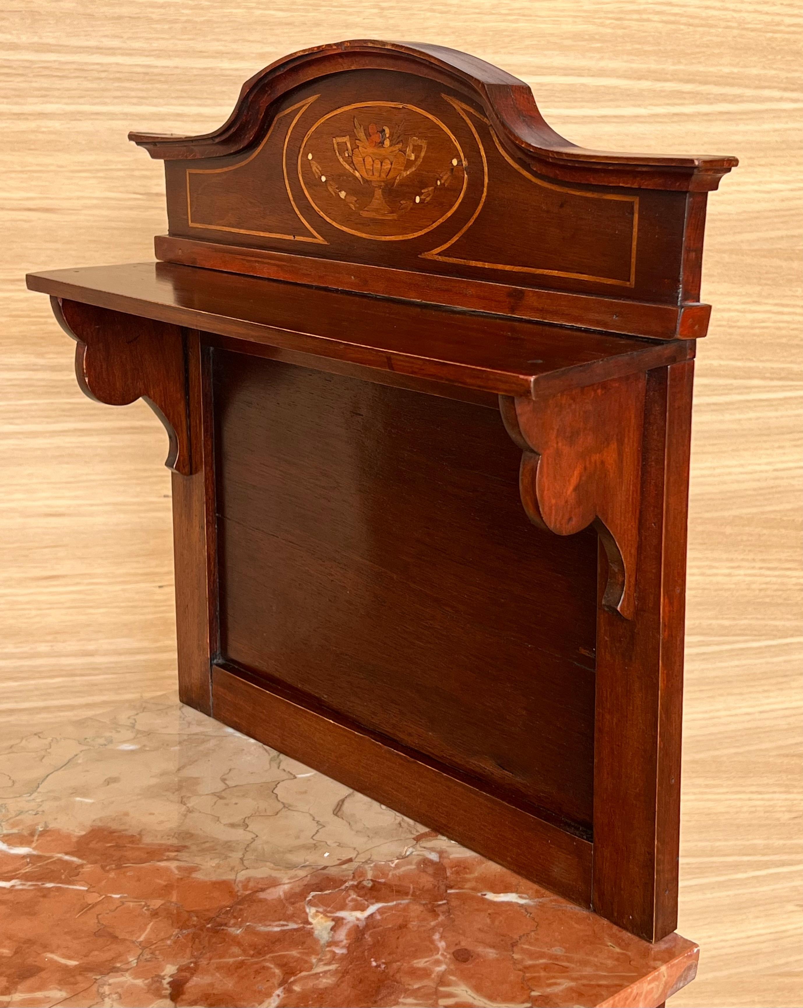 Paire de tables de nuit en marqueterie italienne avec crête en bronze, tiroirs et portes en vente 10
