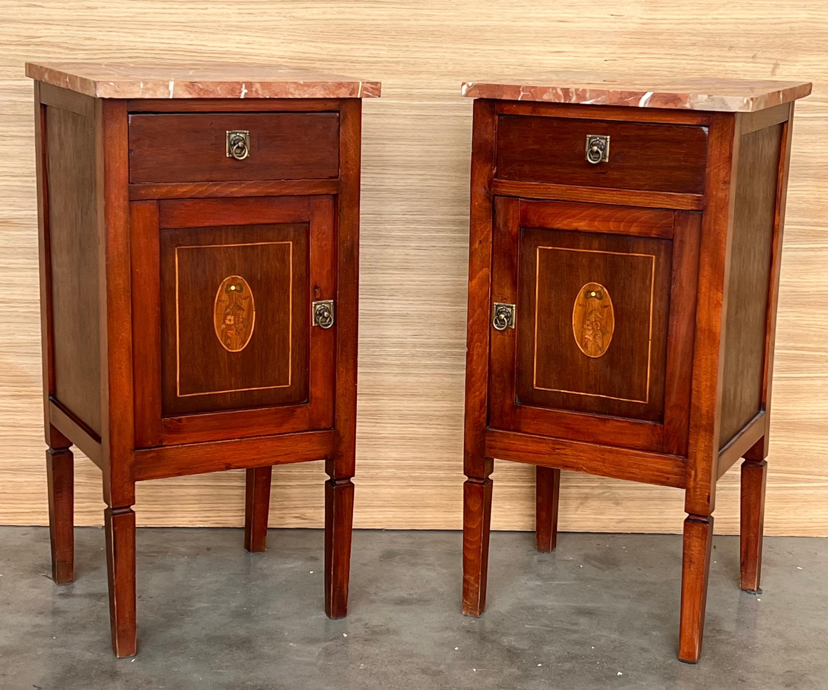 Paire de tables de nuit en marqueterie italienne avec crête en bronze, tiroirs et portes en vente 11