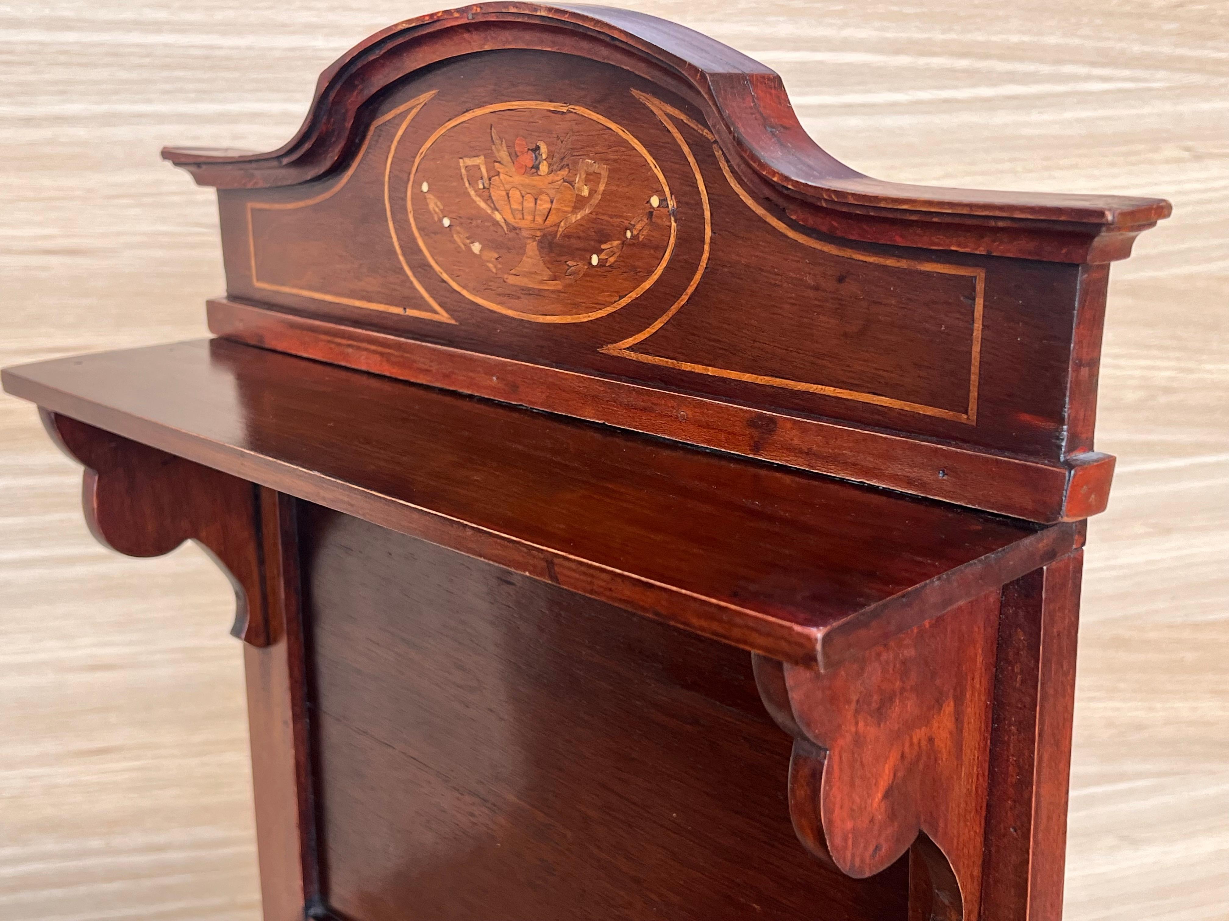 Paire de tables de nuit en marqueterie italienne avec crête en bronze, tiroirs et portes en vente 12