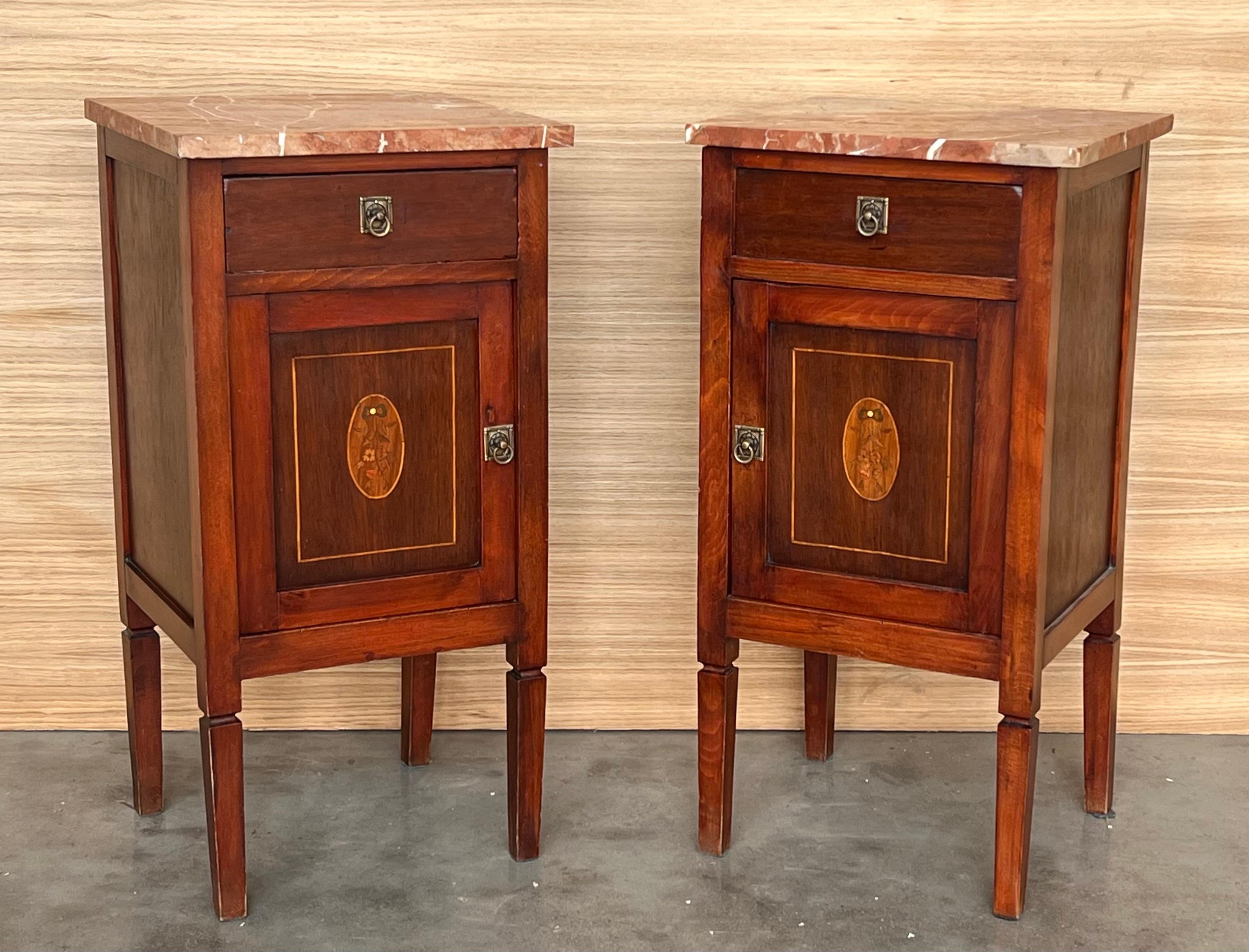 Paire de tables de nuit en marqueterie italienne avec crête en bronze, tiroirs et portes en vente 12