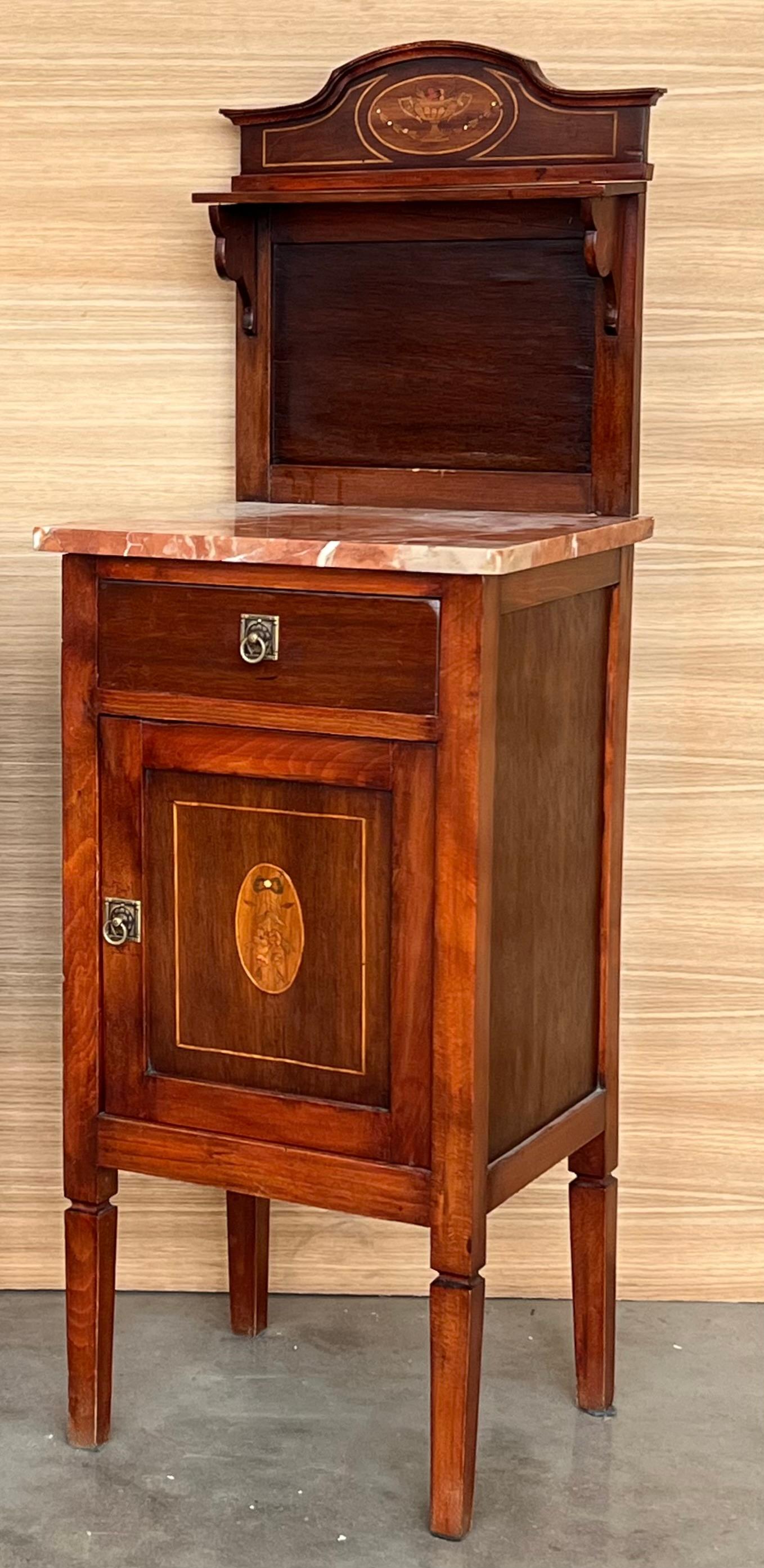 Paire de tables de chevet en marqueterie italienne, avec un haut cimier, des tiroirs et des portes.
