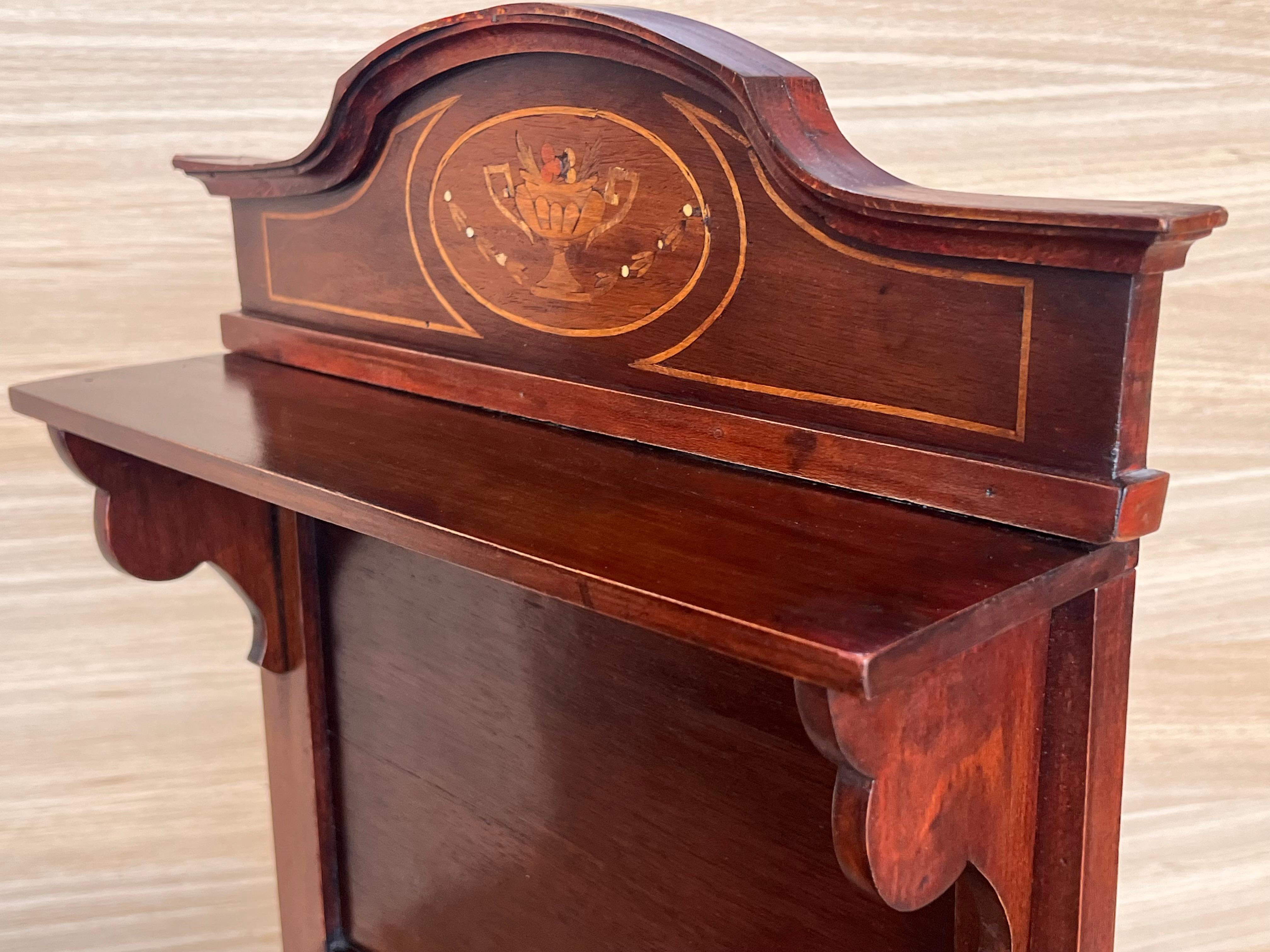 Paire de tables de nuit en marqueterie italienne avec crête en bronze, tiroirs et portes en vente 14