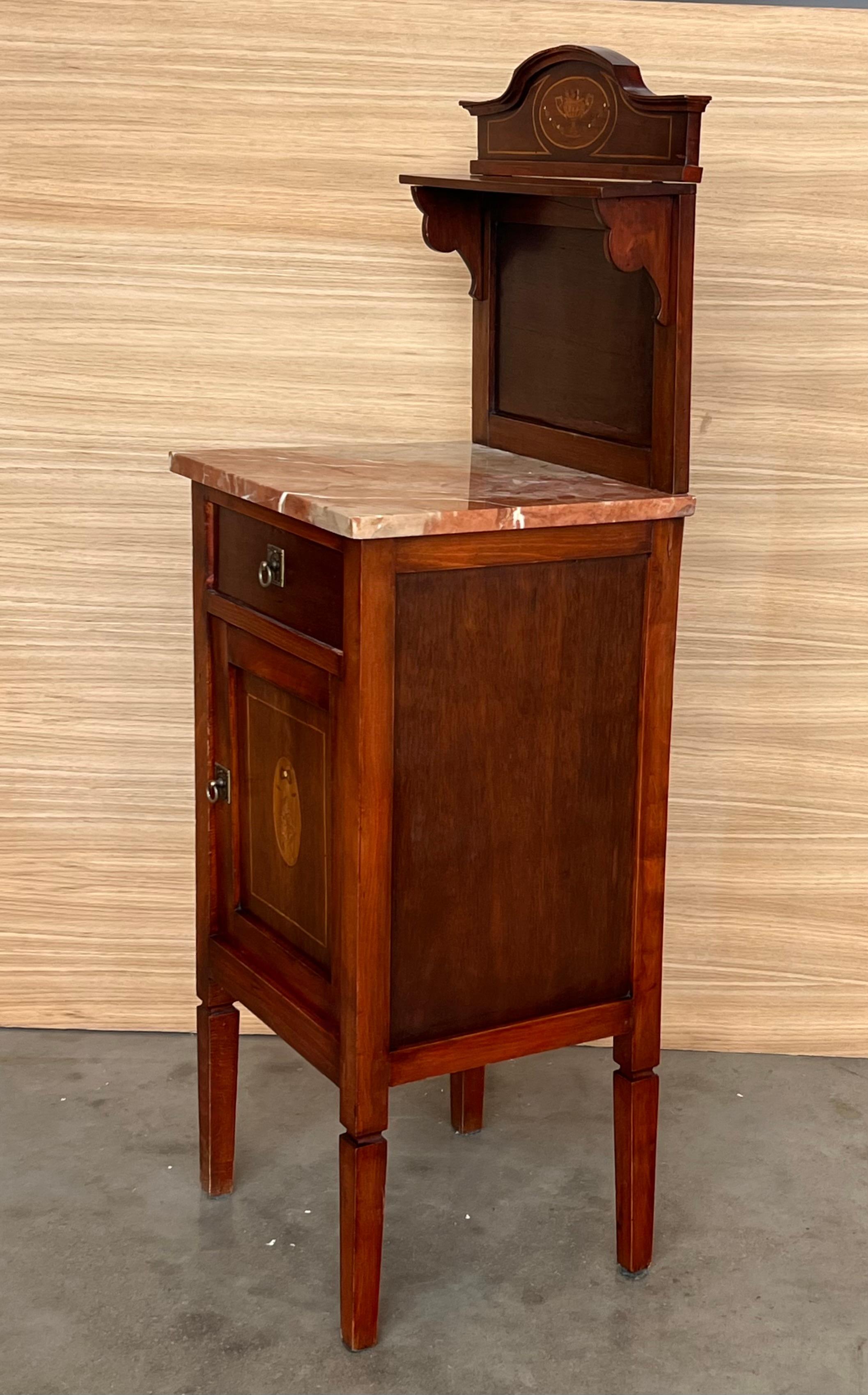 Provincial français Paire de tables de nuit en marqueterie italienne avec crête en bronze, tiroirs et portes en vente