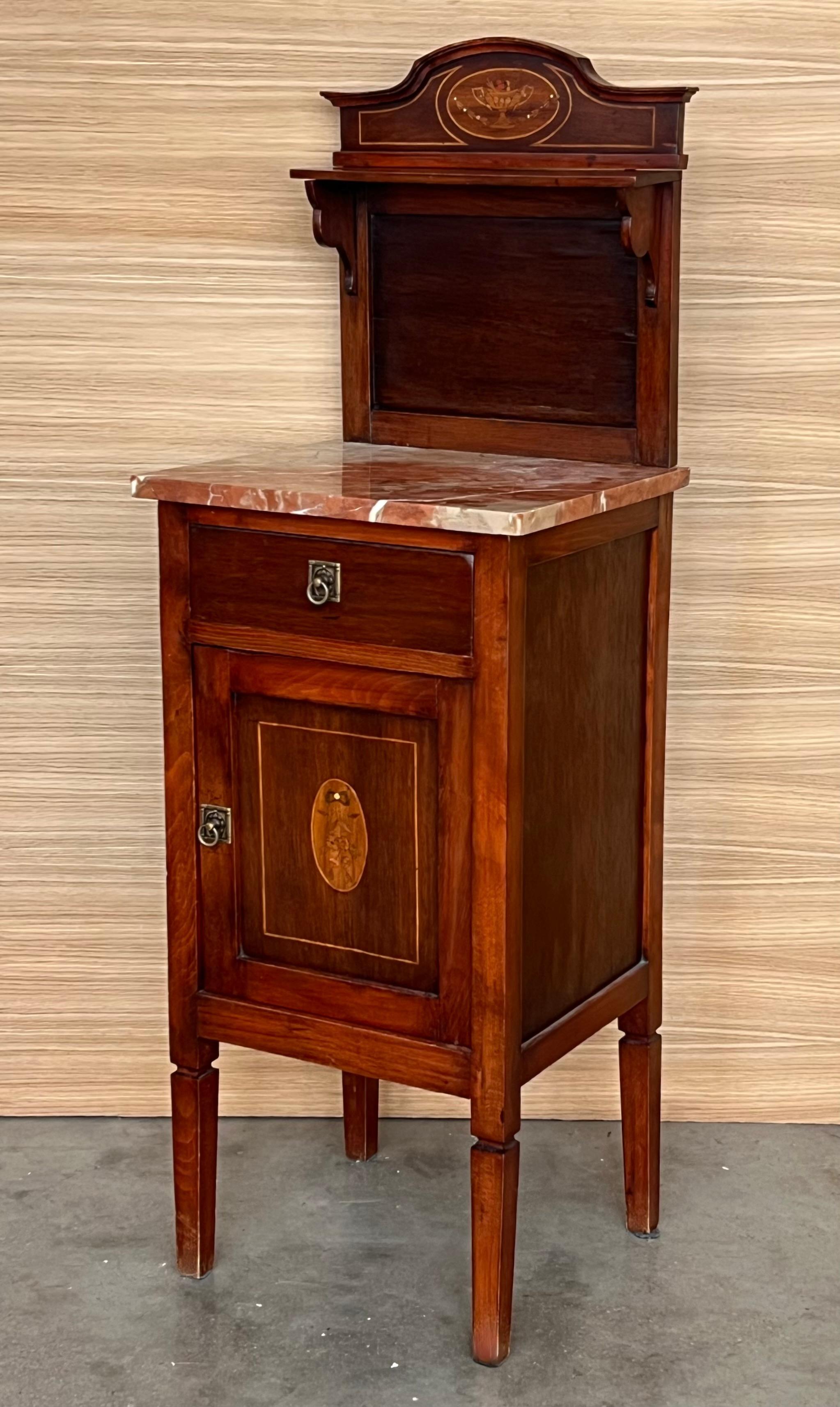 Paire de tables de nuit en marqueterie italienne avec crête en bronze, tiroirs et portes Bon état - En vente à Miami, FL