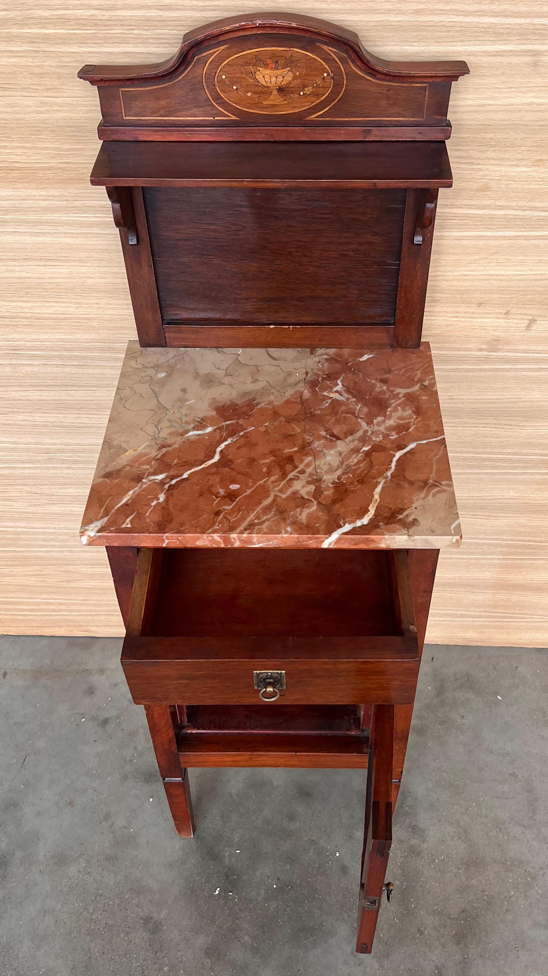 Bronze Paire de tables de nuit en marqueterie italienne avec crête en bronze, tiroirs et portes en vente