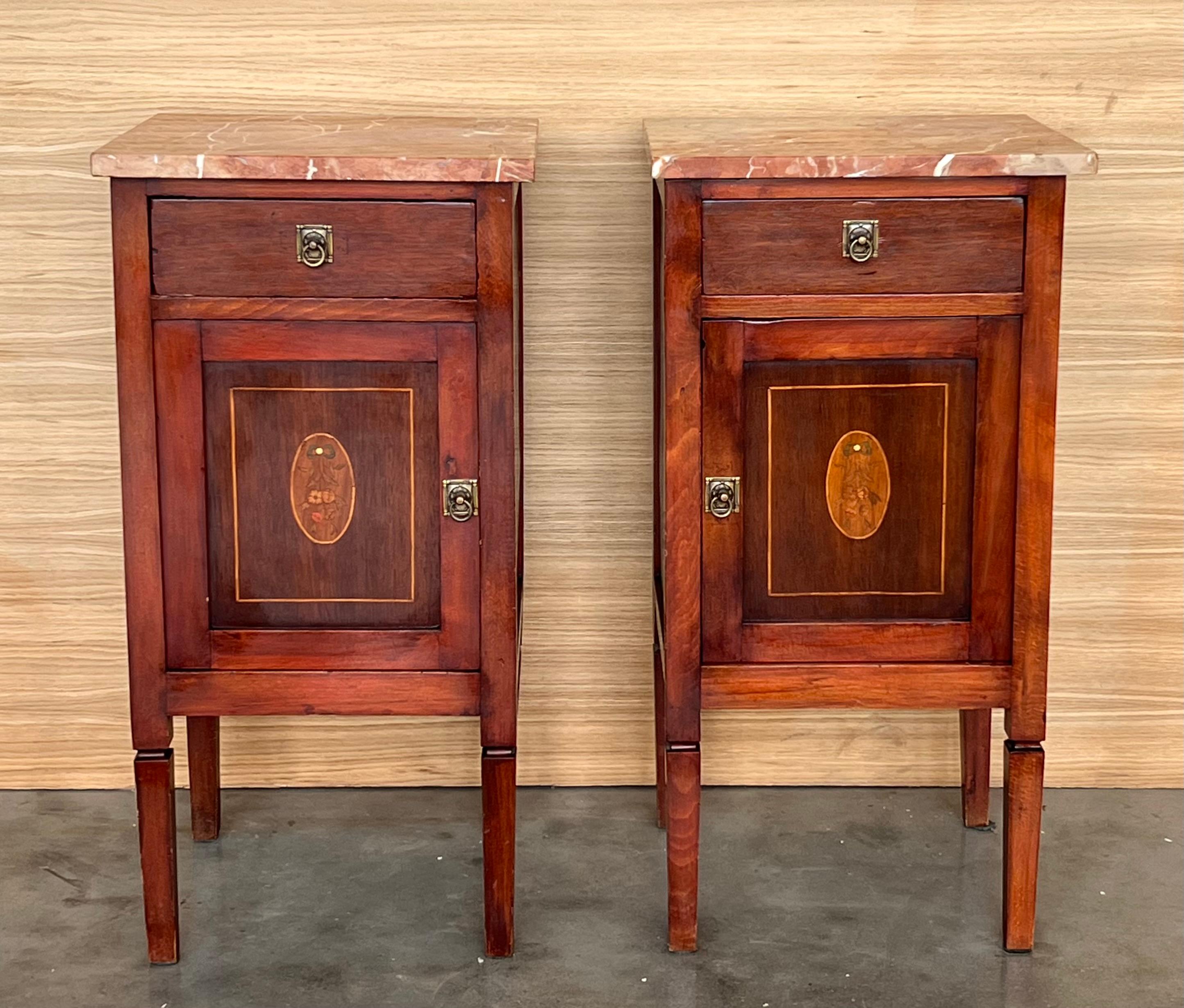 Paire de tables de nuit en marqueterie italienne avec crête en bronze, tiroirs et portes en vente 1