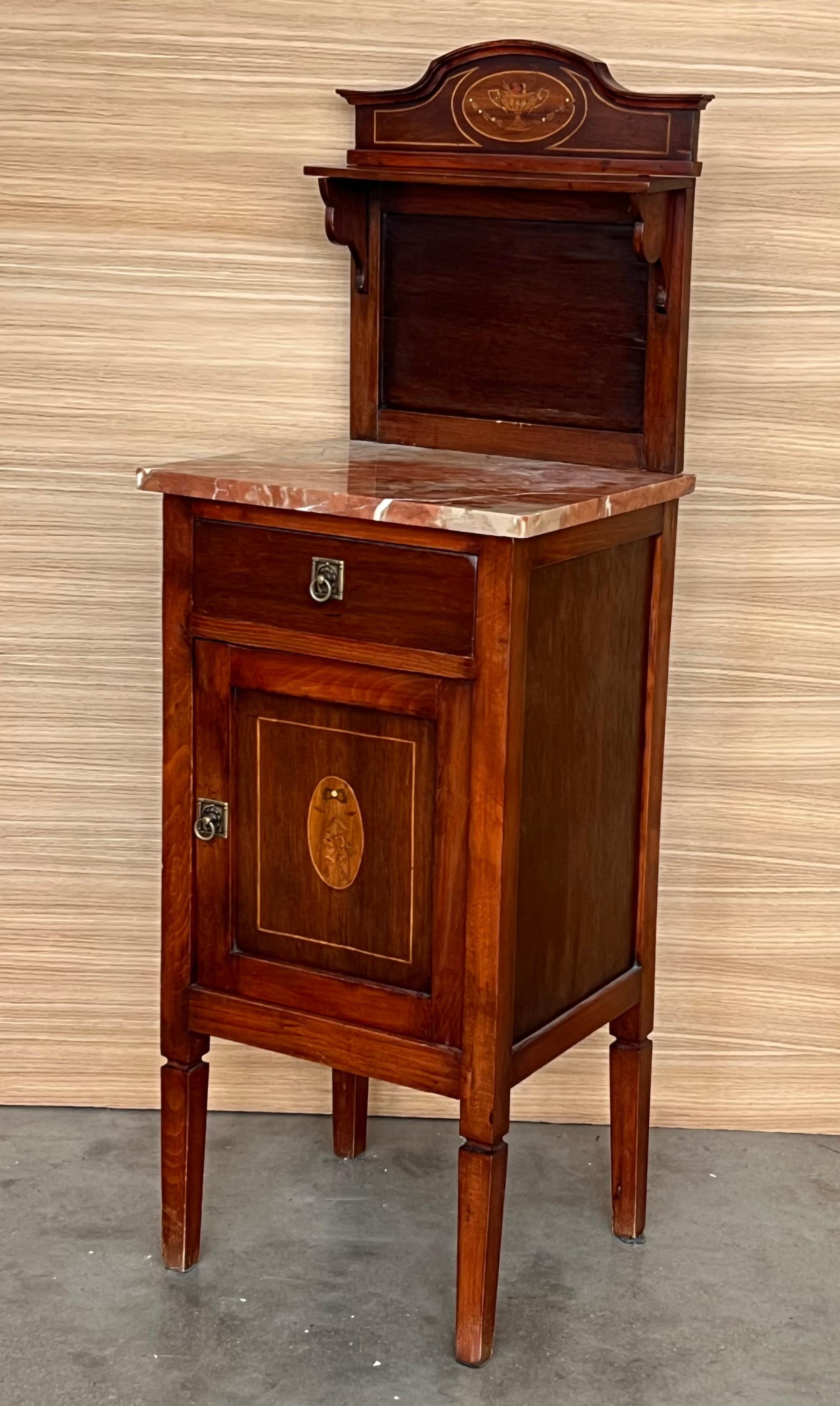 Paire de tables de nuit en marqueterie italienne avec crête en bronze, tiroirs et portes en vente 2