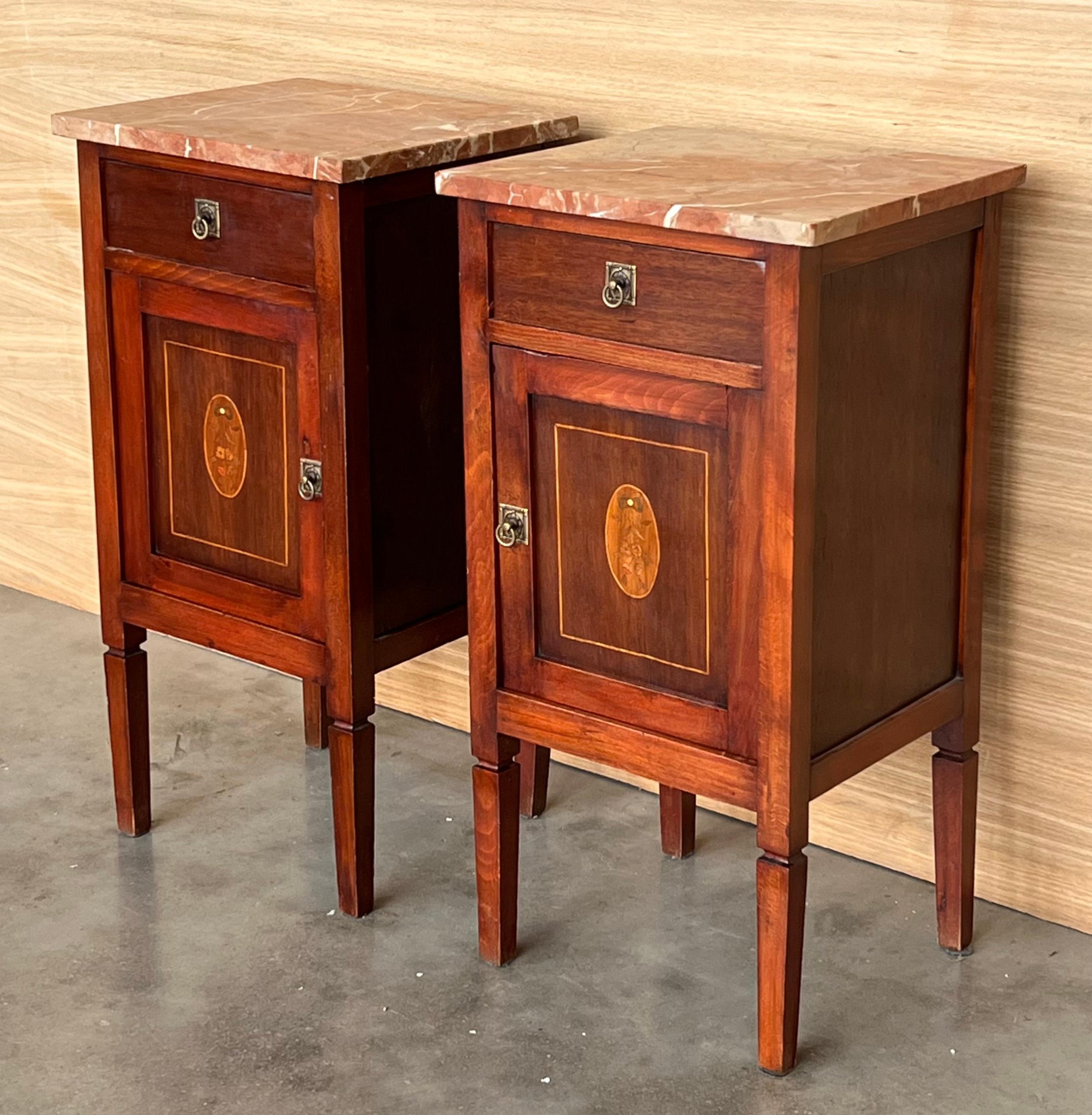Paire de tables de nuit en marqueterie italienne avec crête en bronze, tiroirs et portes en vente 3