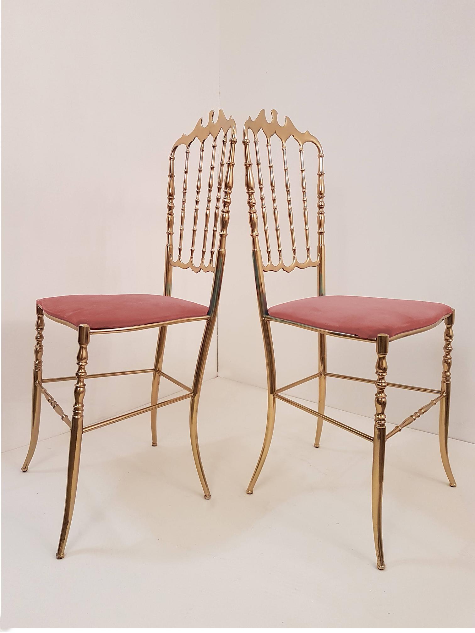 Pair of refined Italian Campanino Classic Chiavari chairs, circa 1950s. Massive brass with upholstered with pink velvet.

In very good condition. We are able, to reupholster these chairs in any type of fabric. The professional and experienced