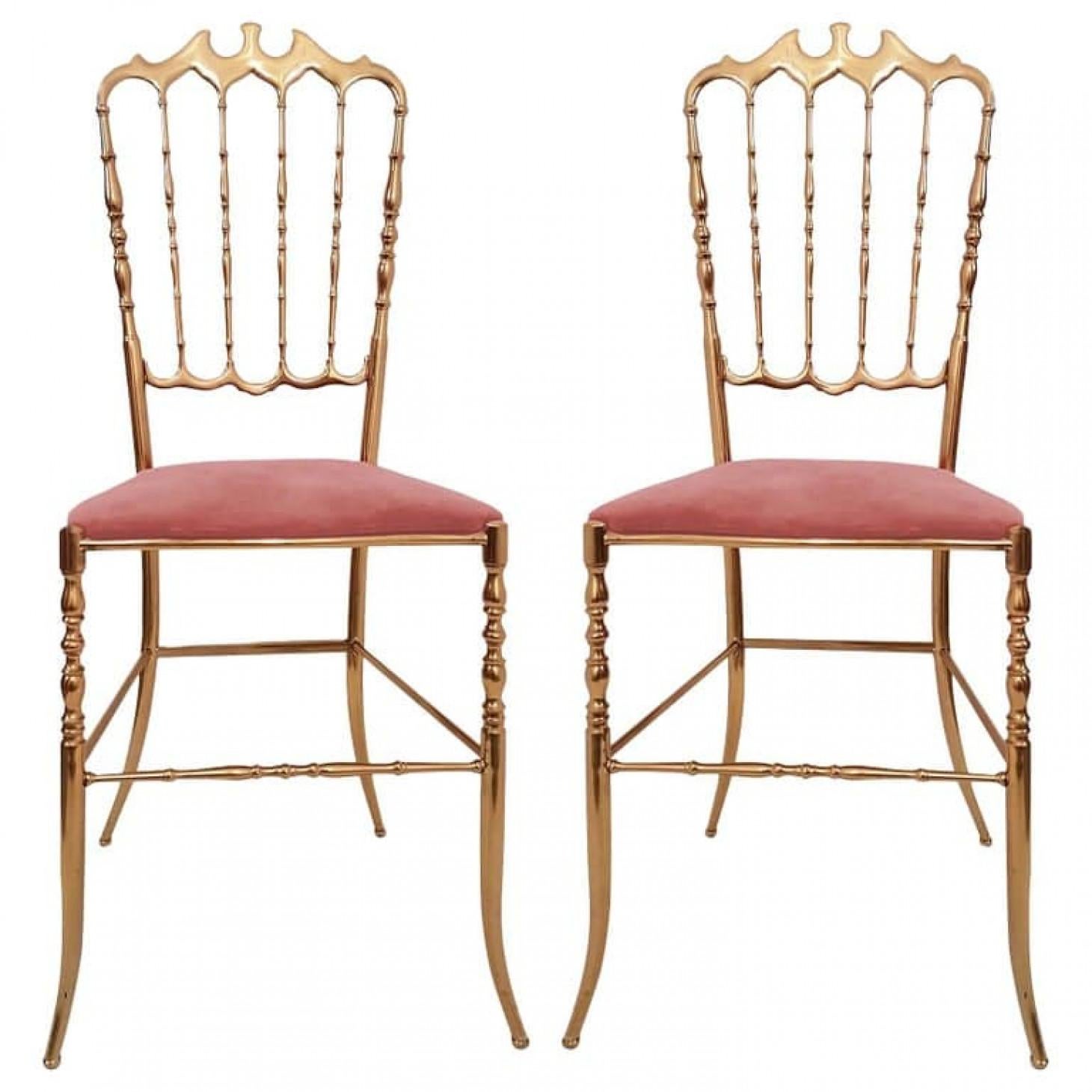 Coppia di raffinate sedie Campanino Classic Chiavari, anni '50 circa. Massiccio in ottone con rivestimento in velluto rosa.

In ottime condizioni. Siamo in grado di rivestire queste sedie con qualsiasi tipo di tessuto. Gli artigiani professionisti