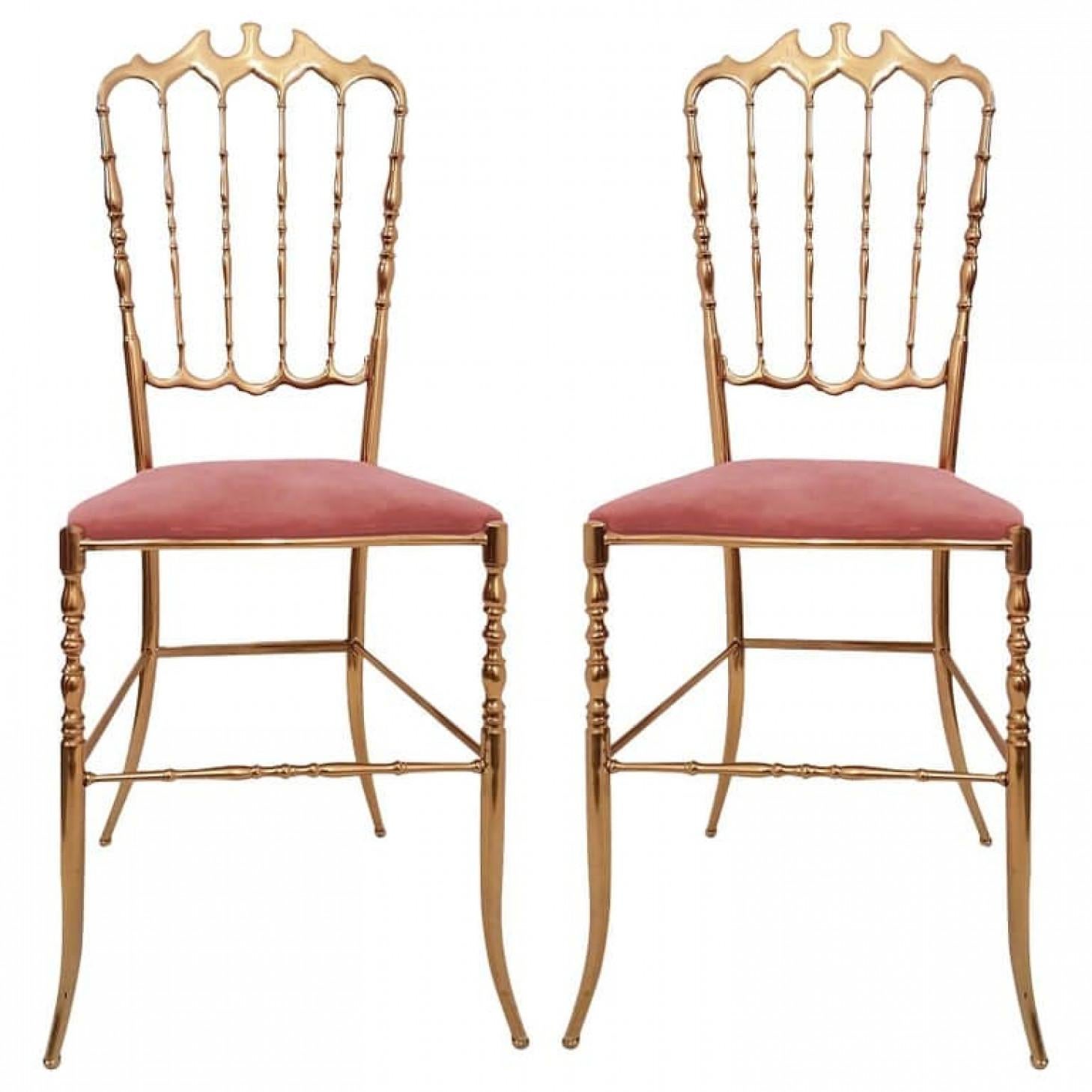 Coppia di raffinate sedie Campanino Classic Chiavari, anni '50 circa. Massiccio in ottone con rivestimento in velluto rosa.

In ottime condizioni. Siamo in grado di rivestire queste sedie con qualsiasi tipo di tessuto. Gli artigiani professionisti