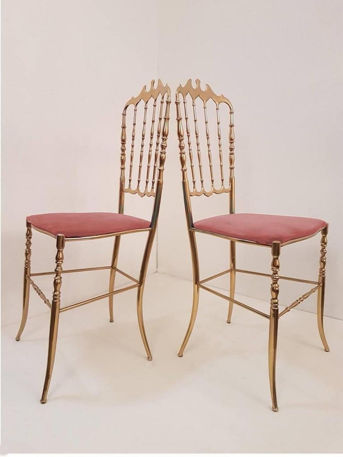 Mid-Century moderno Coppia di sedie italiane in ottone massiccio di Chiavari, rivestimento in velluto rosa in vendita