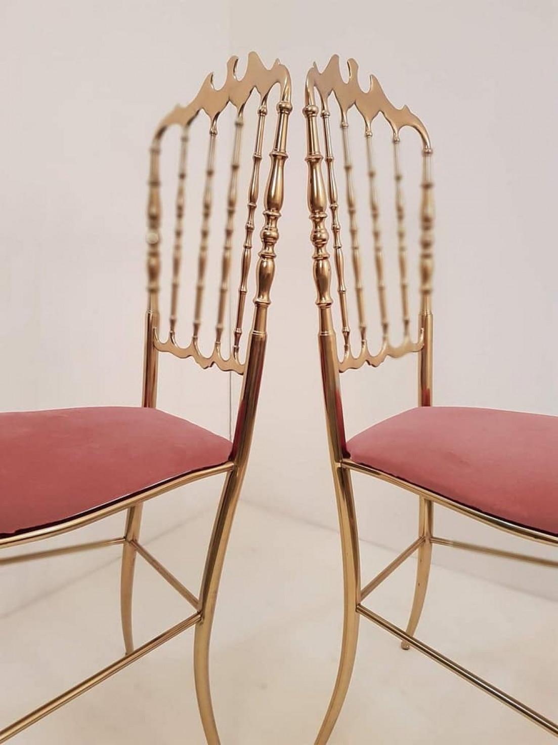 Ottone Coppia di sedie italiane in ottone massiccio di Chiavari, rivestimento in velluto rosa in vendita