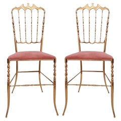 Paire de chaises italiennes massives en laiton par Chiavari, tissu d'ameublement velours rose