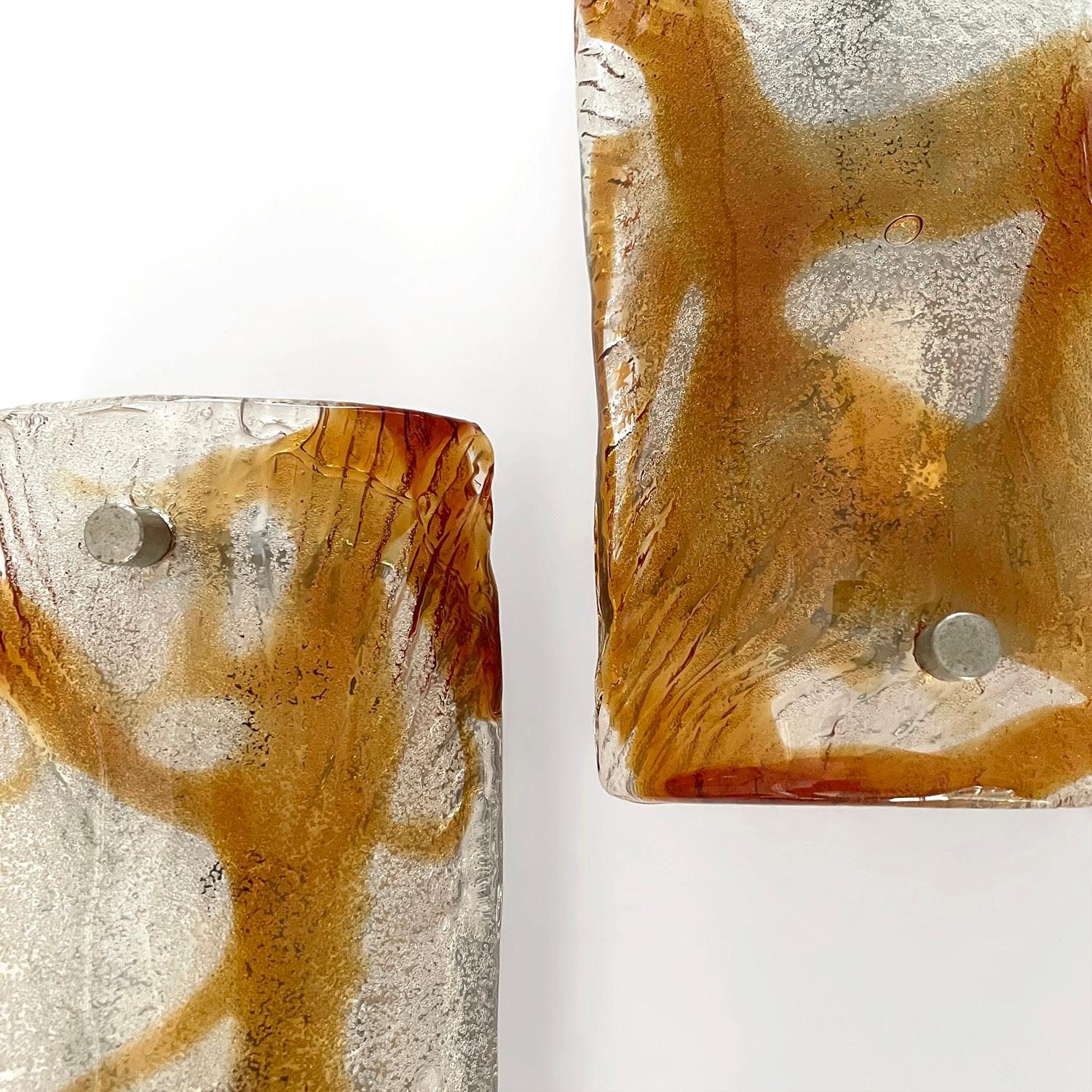 Pareja de apliques italianos de cristal de ámbar Mazzega Murano (recableados) en venta 4