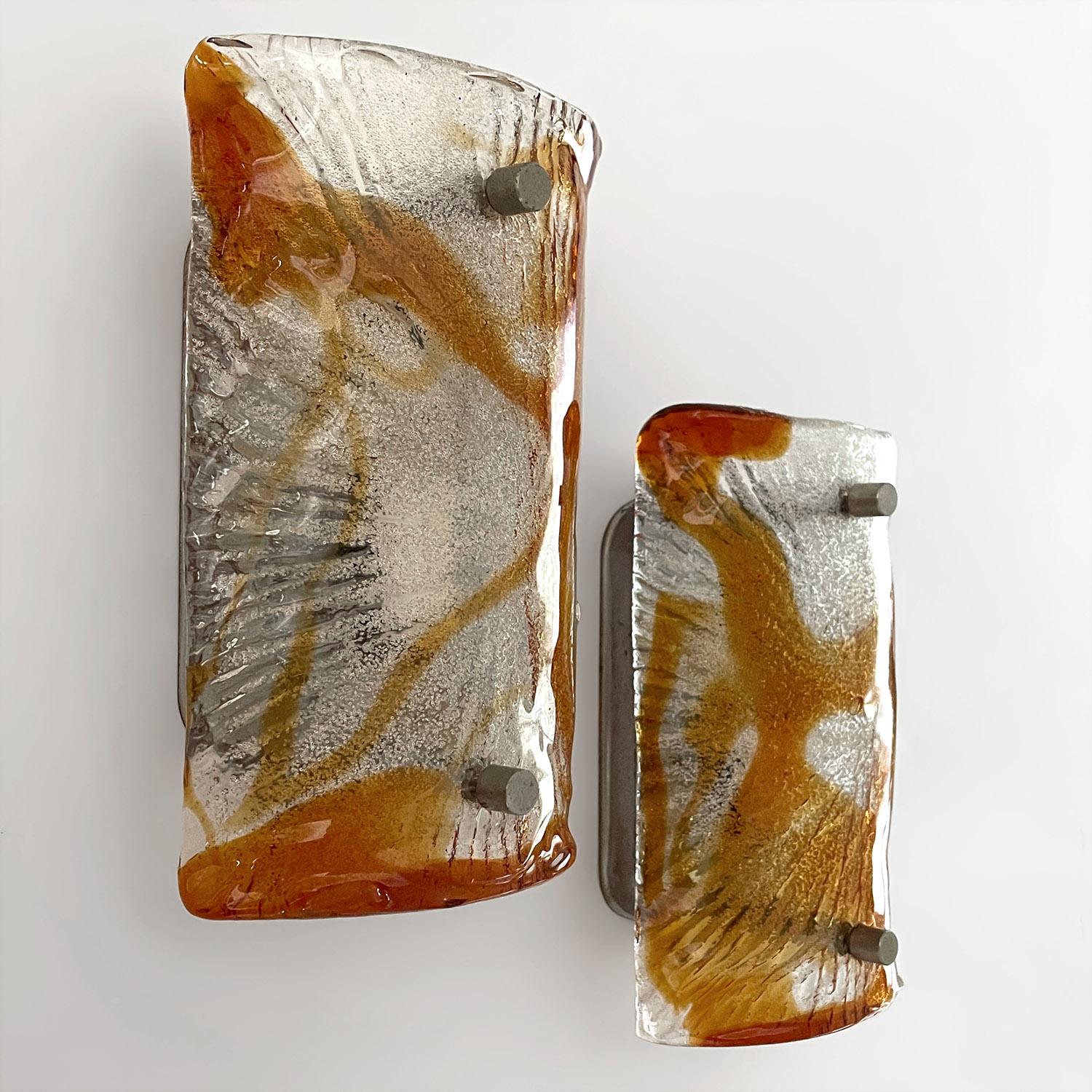 Pareja de apliques italianos de cristal de ámbar Mazzega Murano (recableados) Italiano en venta