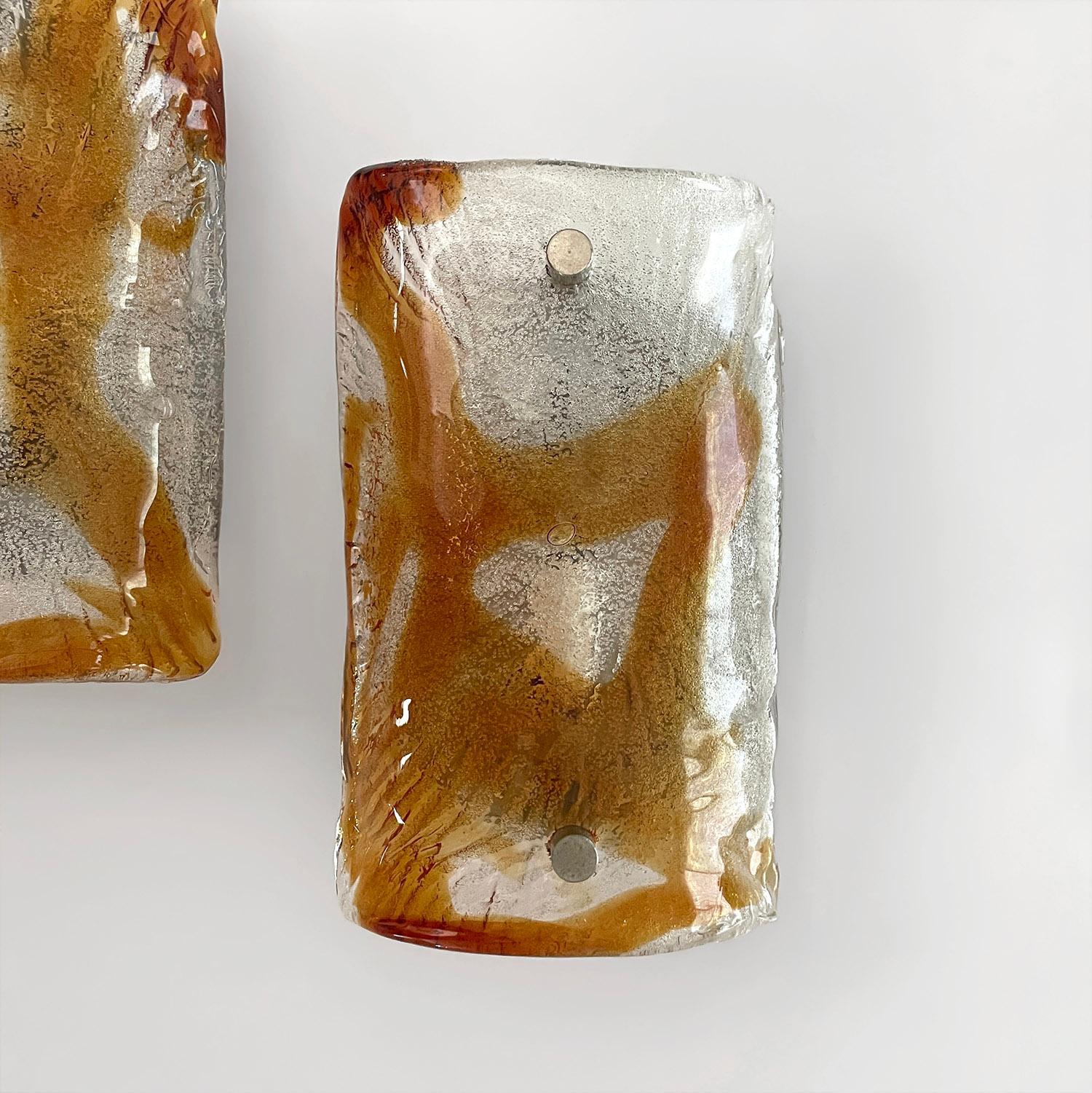 Pareja de apliques italianos de cristal de ámbar Mazzega Murano (recableados) finales del siglo XX en venta