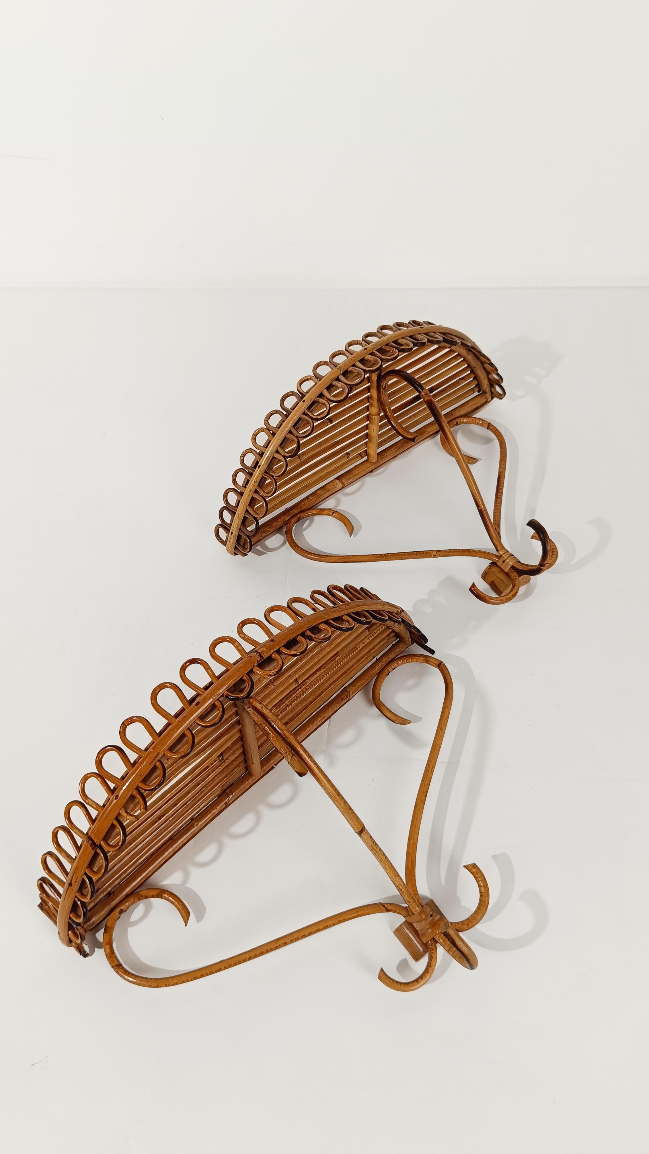 Ein Paar kleine Meisterwerke, die vollständig von Hand gefertigt wurden und das Ergebnis der großen Kunstfertigkeit italienischer Handwerker sind.
Dieses zwischen den 50er und 60er Jahren in Italien hergestellte Paar kleiner Zwillings-Wandregale