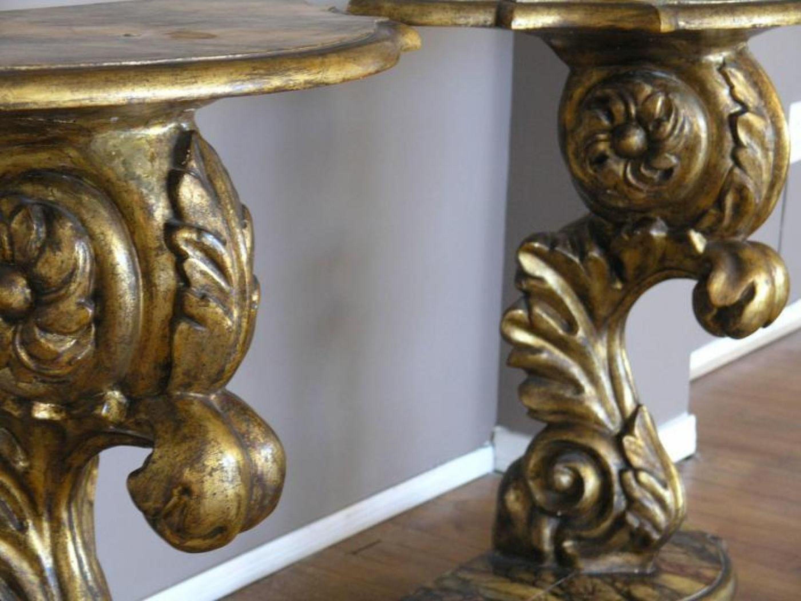 Geformte Platte aus Kunstmarmor über einer geschnitzten Volute, die auf einem Sockel aus Kunstmarmor ruht.