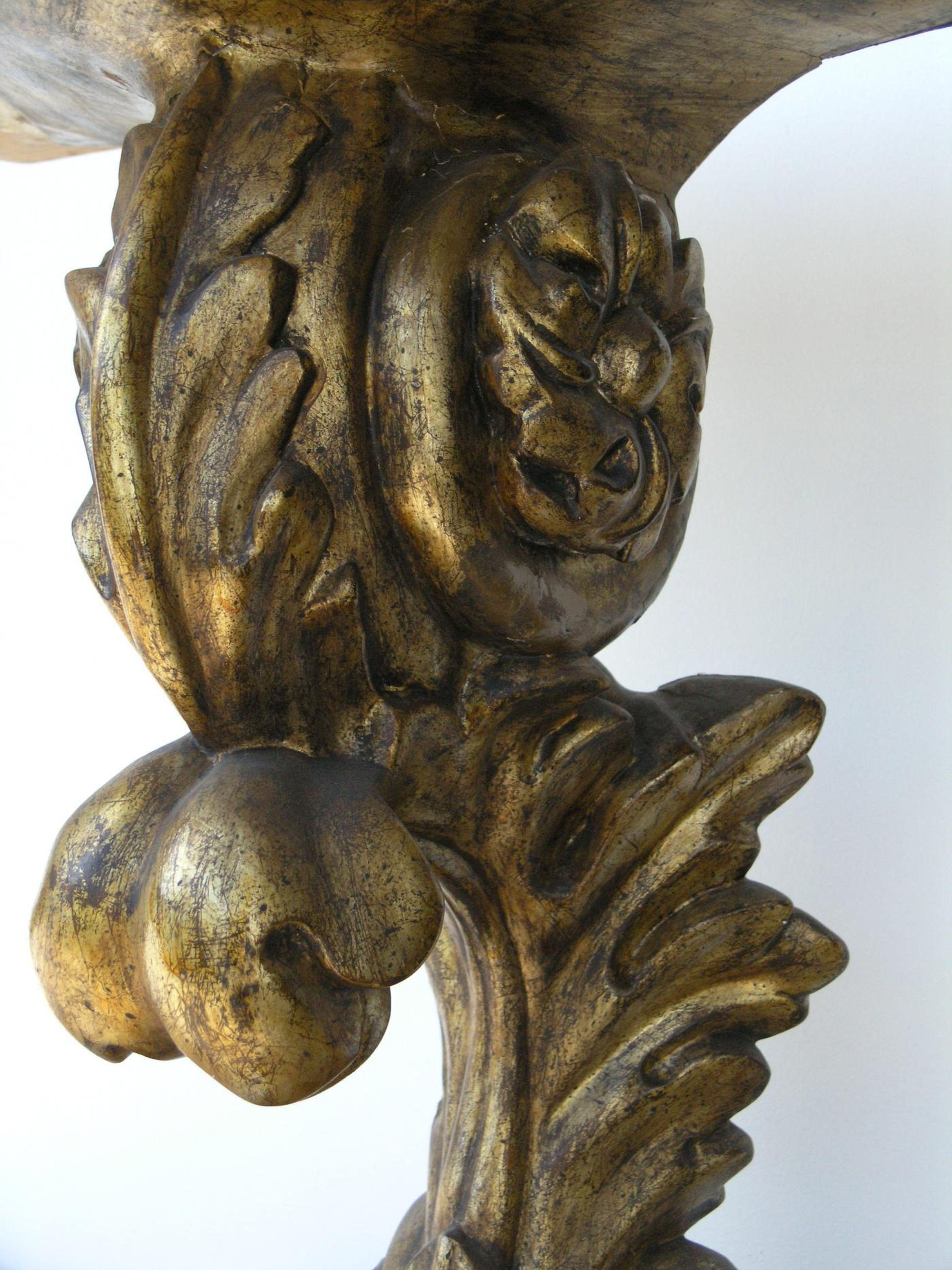 Paar italienische Mekka-Giltwood-Konsolen (Vergoldetes Holz) im Angebot