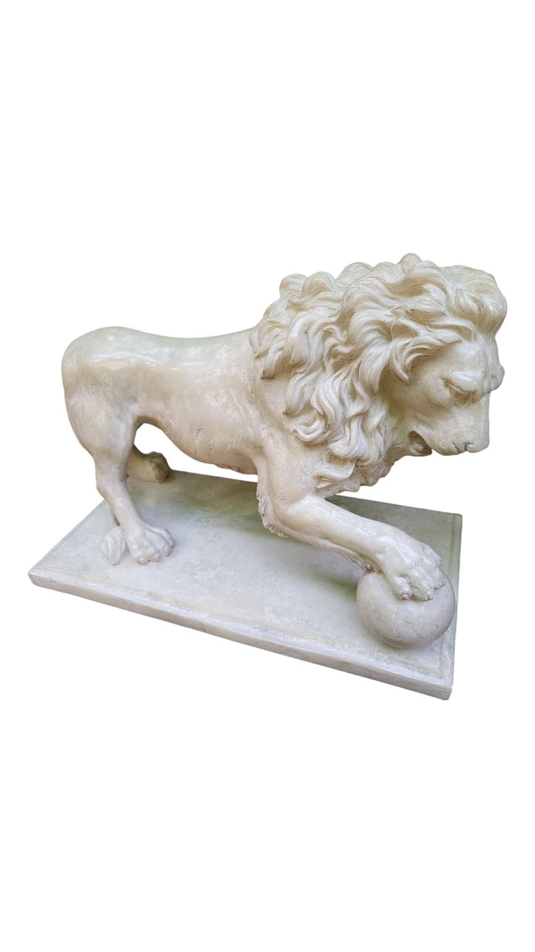 Rinascimento Coppia di sculture di leoni medicei in resina in vendita